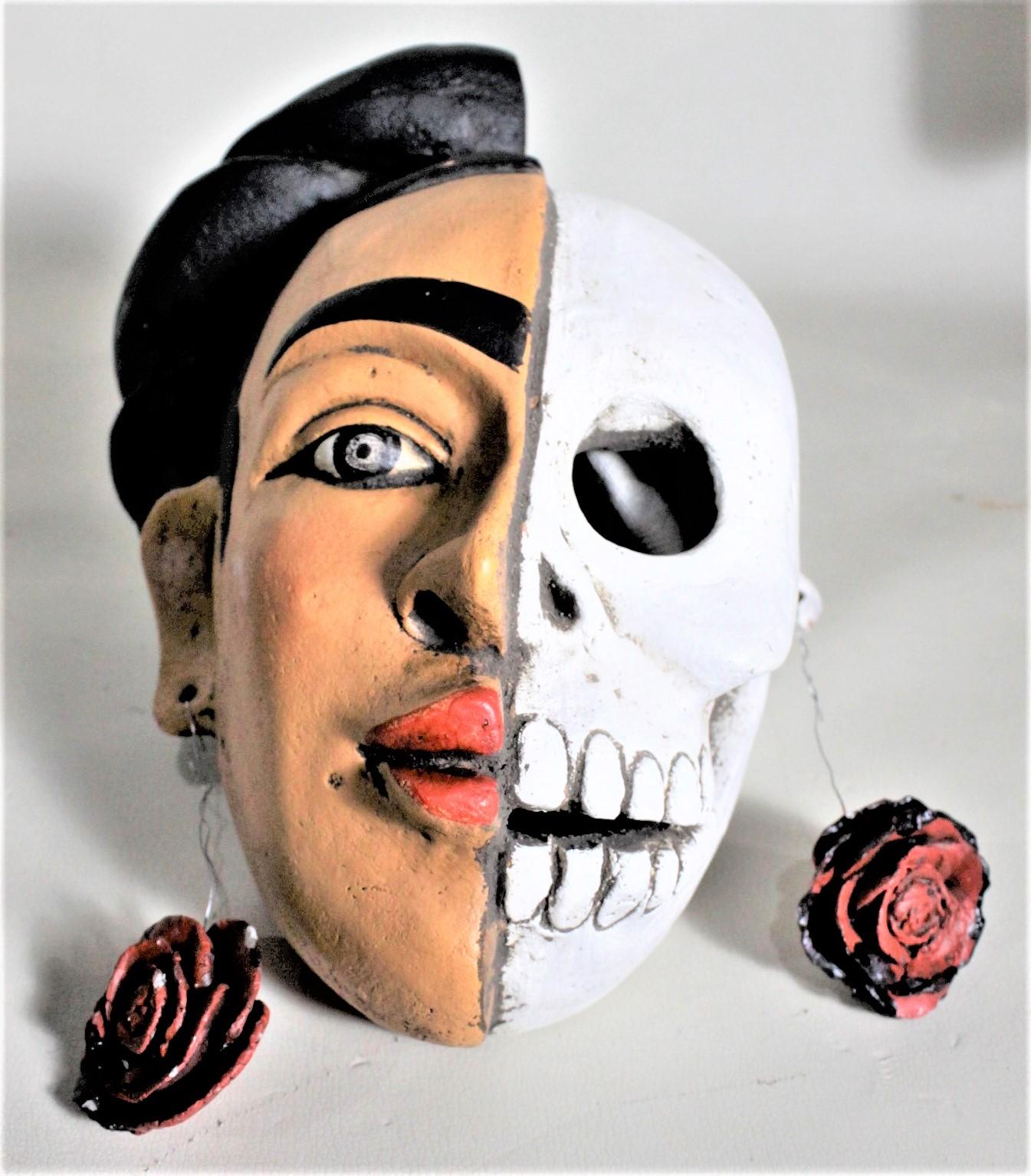 Große mexikanische Volkskunst Keramik-Skulptur einer weiblichen Darstellung von Leben und Tod im Angebot 4