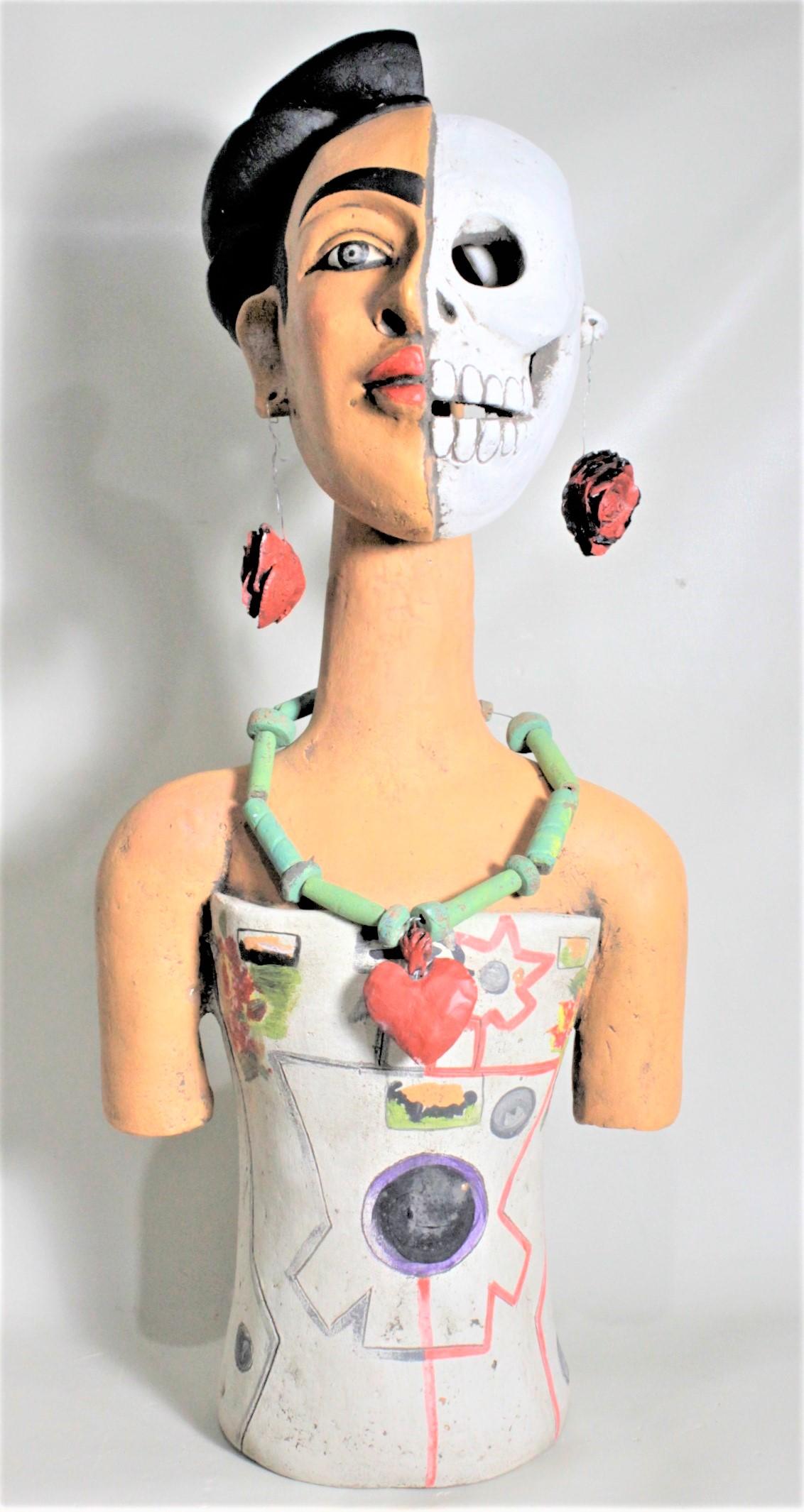 Diese große und auffällige Folk-Art-Keramikskulptur ist unsigniert, wurde aber vermutlich in Mexiko oder Südamerika in einem zeitgenössischen Folk-Art-Stil hergestellt. Die Skulptur ist die Studie einer jungen farbigen Frau, die ein bunt bedrucktes