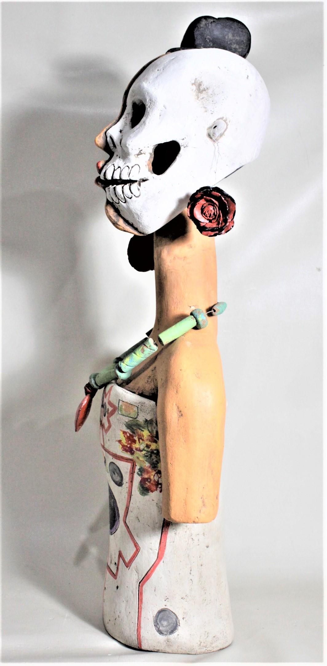 Große mexikanische Volkskunst Keramik-Skulptur einer weiblichen Darstellung von Leben und Tod (Töpferwaren) im Angebot