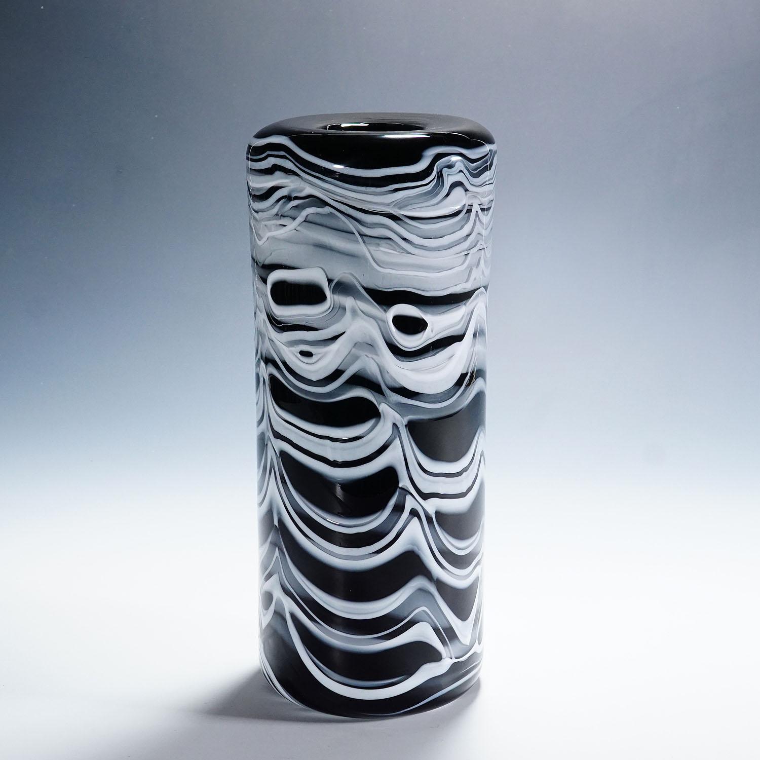 Grande vaso Mexico di Toni Zuccheri per Venini anni '70

Un raro vaso della serie Mexico. Disegnata da Toni Zuccheri, prodotta da Venini, Venezia, negli anni '70. Vetro spesso a pasta vitrea in bianco e nero. Con firma incisa 