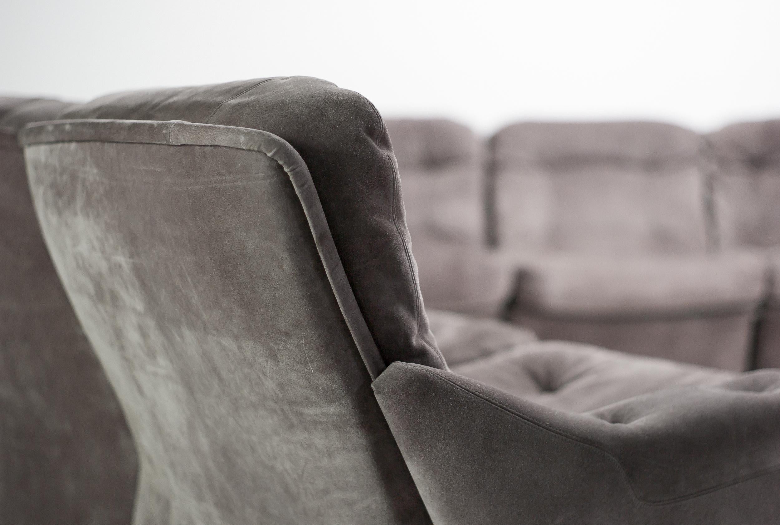 Sehr bequemes, modulares Sofa der Serie 'Orchidée', entworfen von Michel Cadestin für Airborne International.
Das Sofa besteht aus Fiberglas mit Wildlederbezug und getufteten Kissen und ist sehr leicht. Die Rollen an der Rückseite sorgen für
