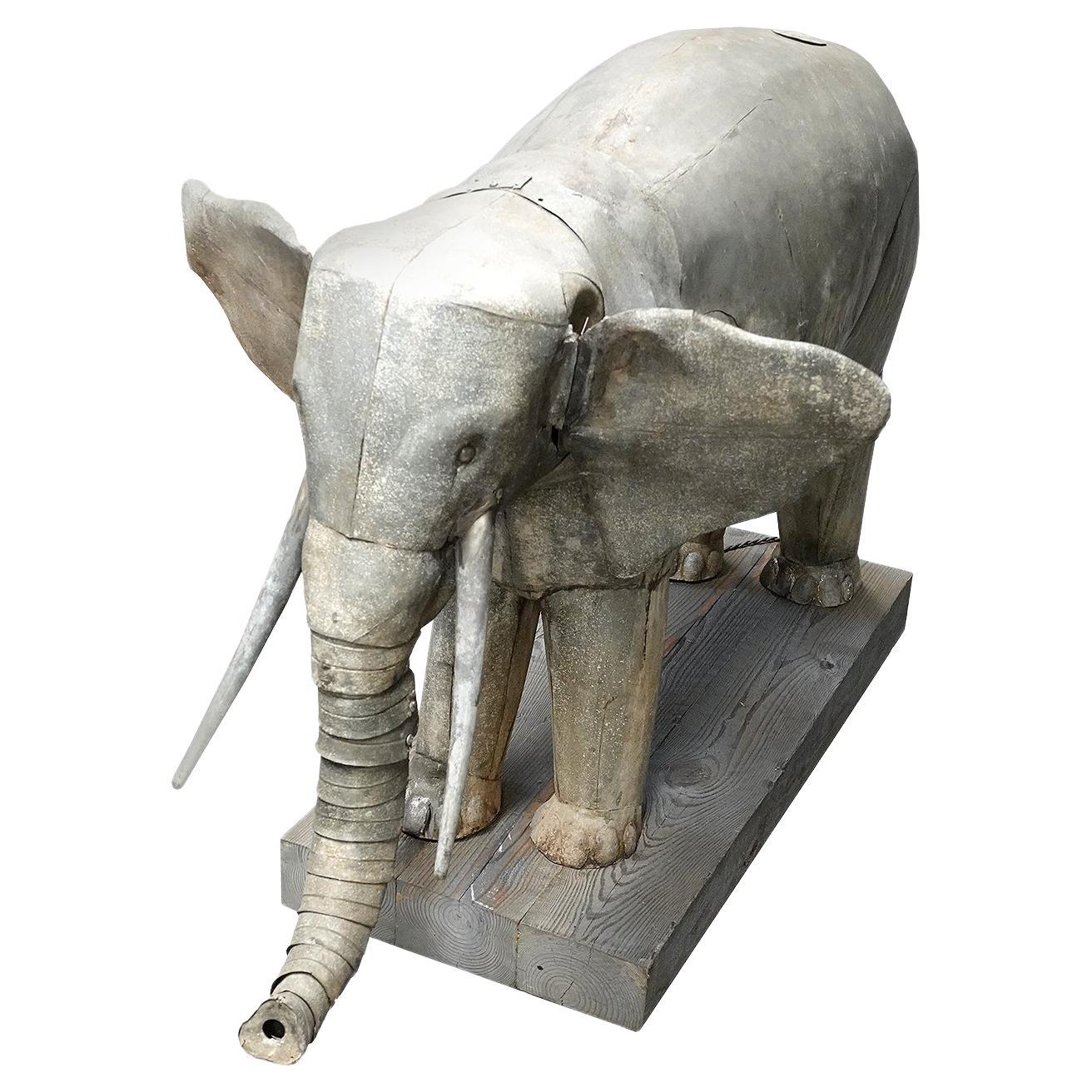 Grand éléphant automate en zinc du milieu des années 1800 
