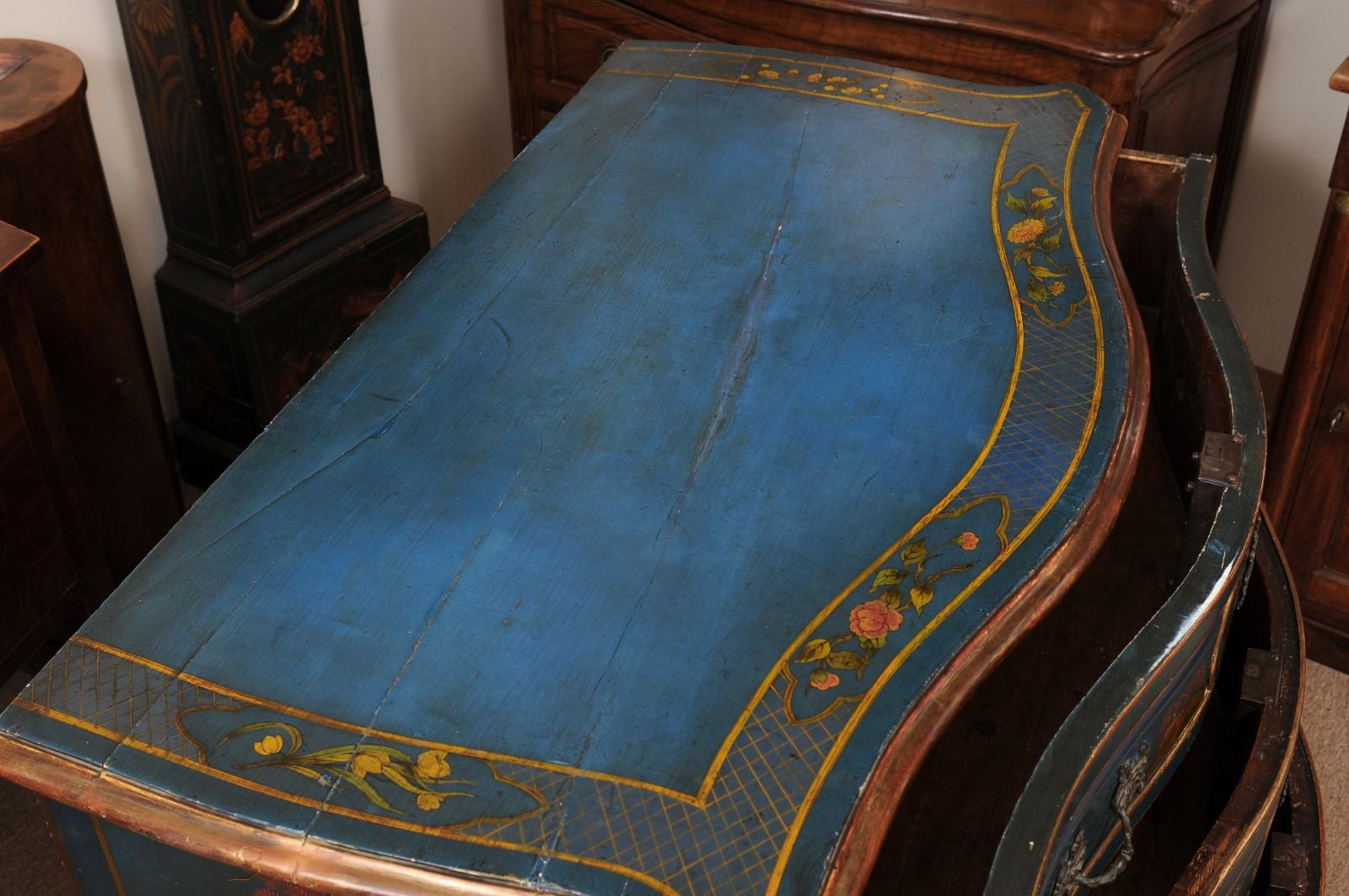 Bois Grande Commode Louis XV en laque bleue du milieu du XVIIIe siècle avec Chinoiserie  en vente