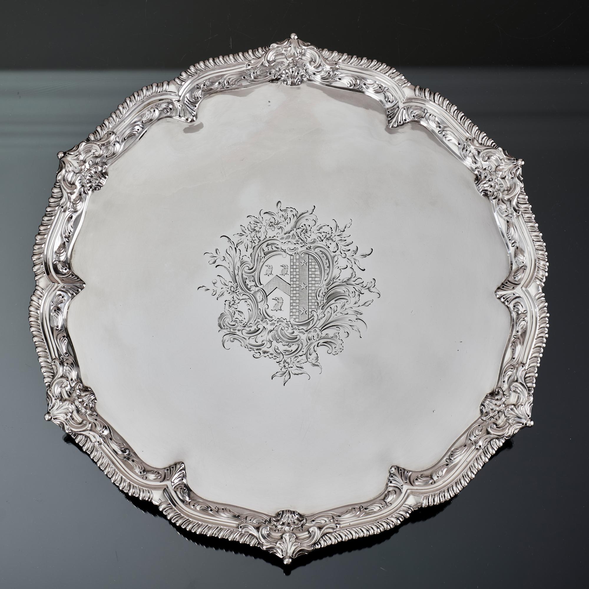 Un elegante salverino d'argento realizzato durante il primo regno di Re Giorgio III, a metà del XVIII secolo. Lo stile, con la sua conchiglia a pagoda e il bordo in gesso francese applicato a gadroon, rappresenta la fine del periodo barocco e