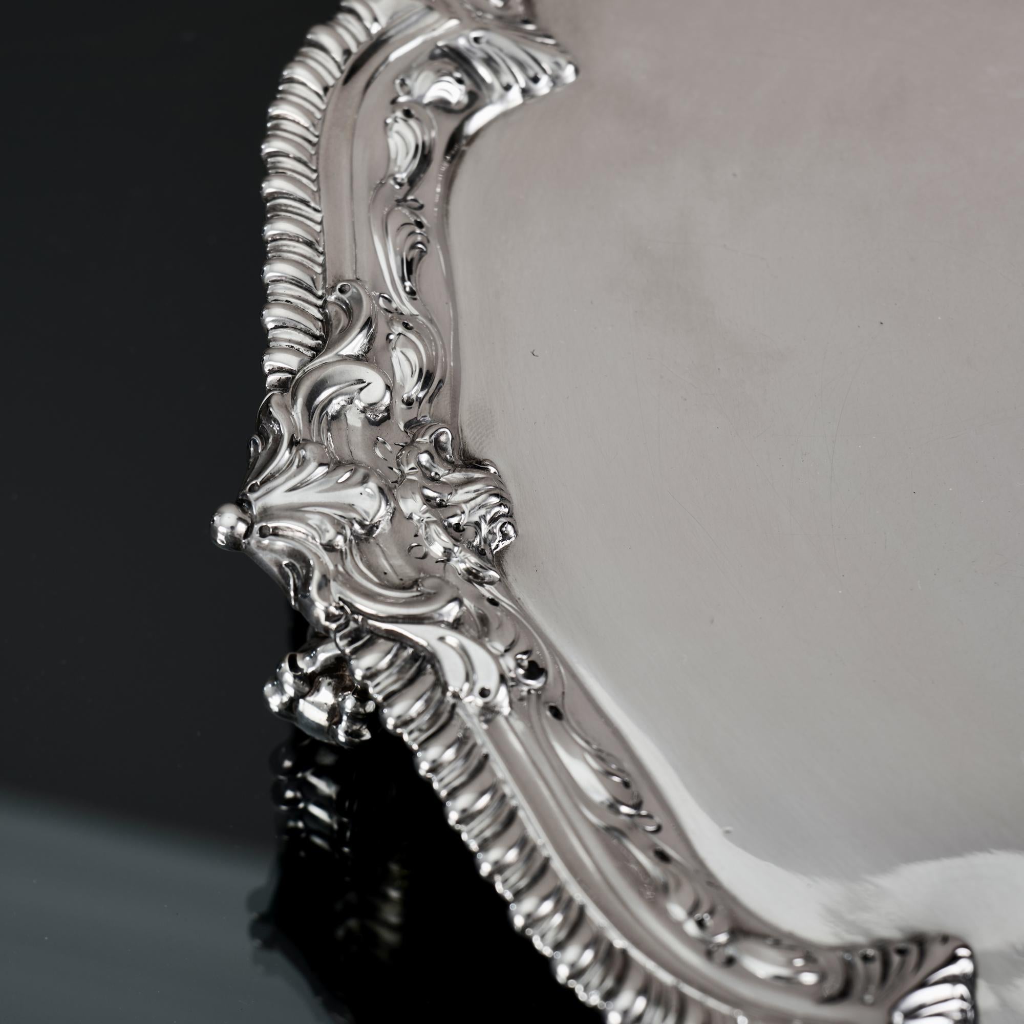 Grande salsiera in argento sterling della metà del XVIII secolo In condizioni buone in vendita a London, GB