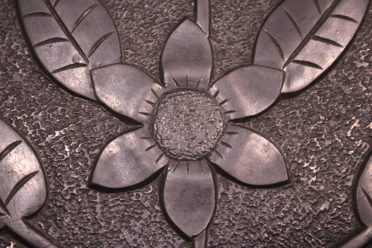 Grand panneau décoratif d'ardoise sculptée d'art populaire du milieu du 19e siècle 2