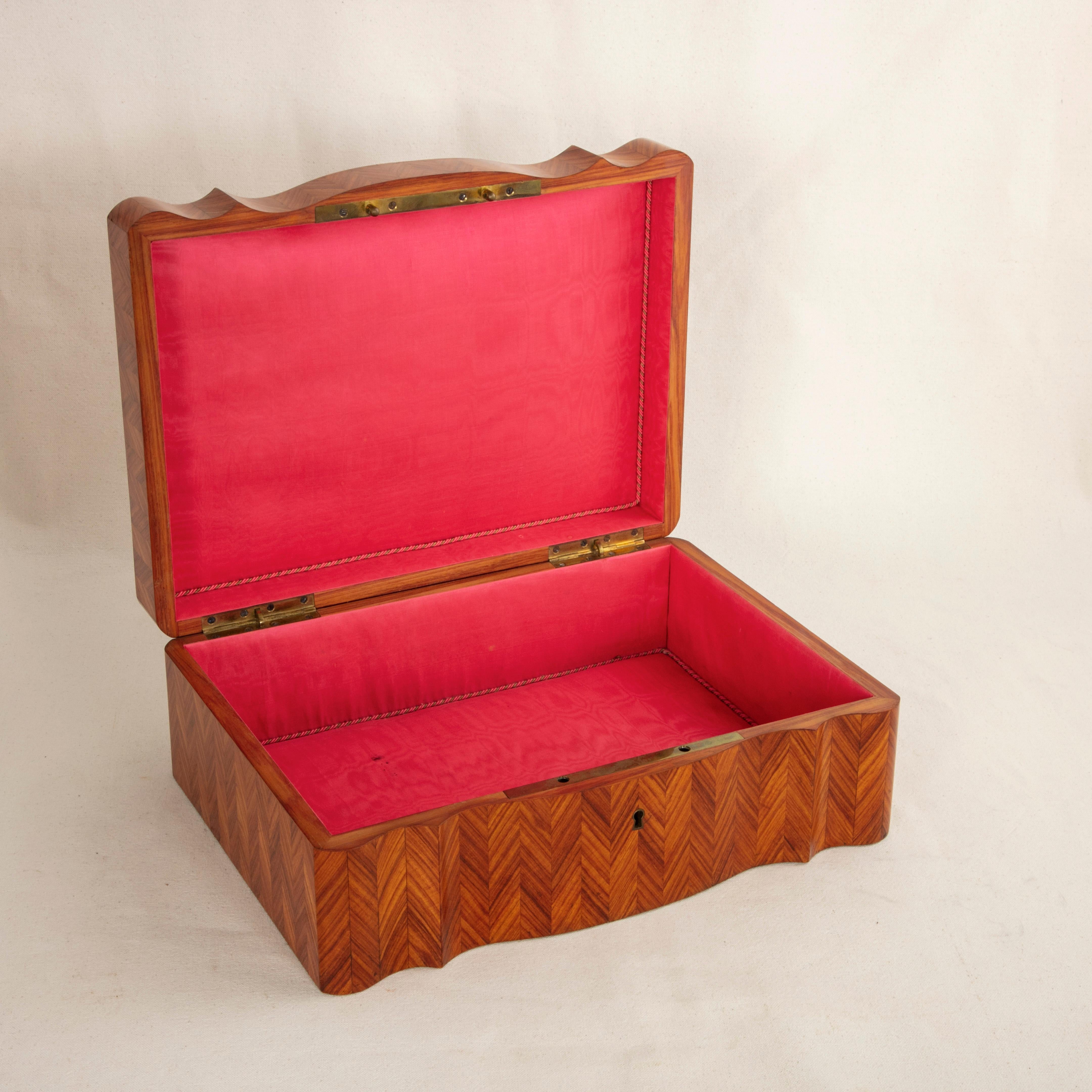 Large Mid-19th Century French Napoleon III Period Rosewood Marquetry Box 6