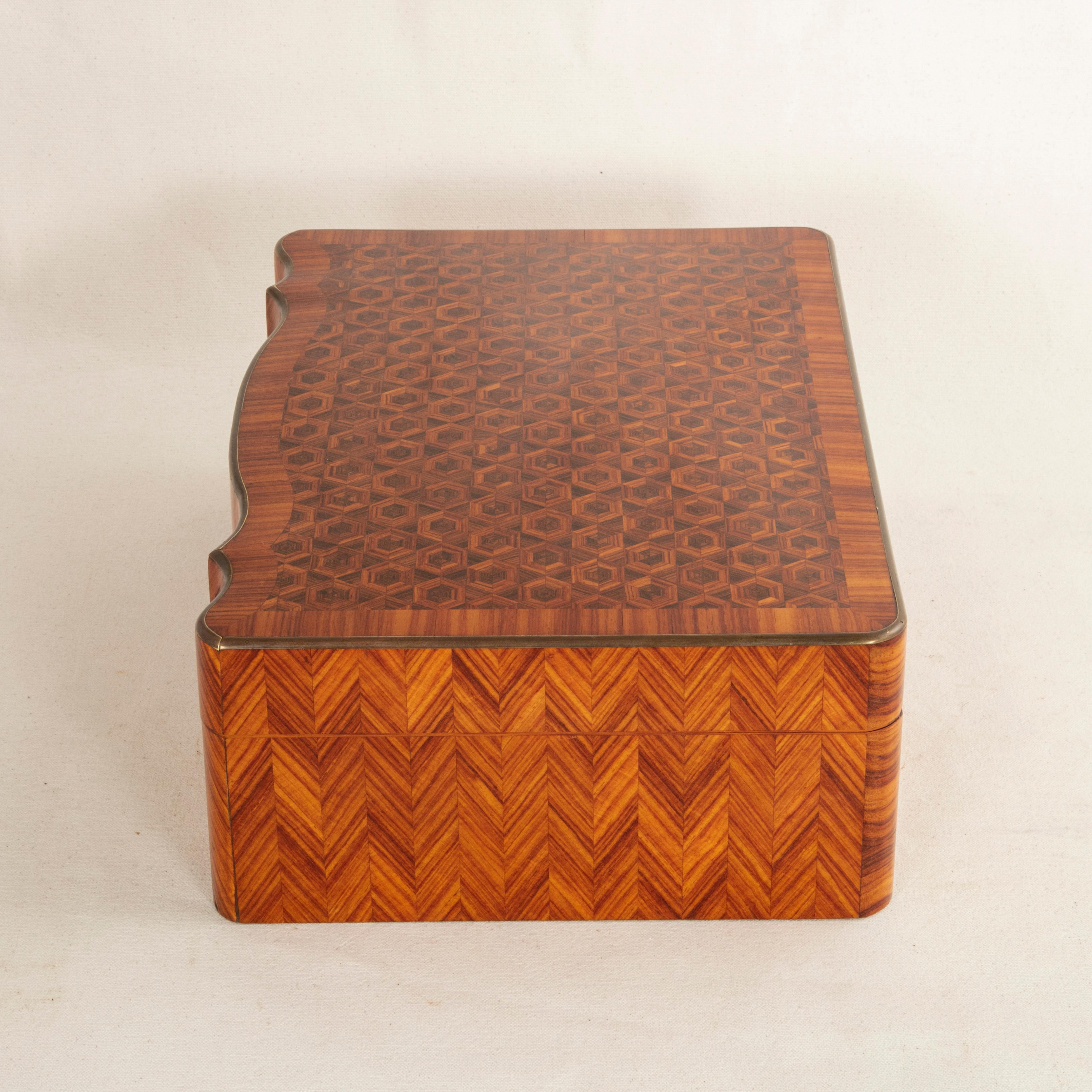 Large Mid-19th Century French Napoleon III Period Rosewood Marquetry Box In Good Condition In Fayetteville, AR