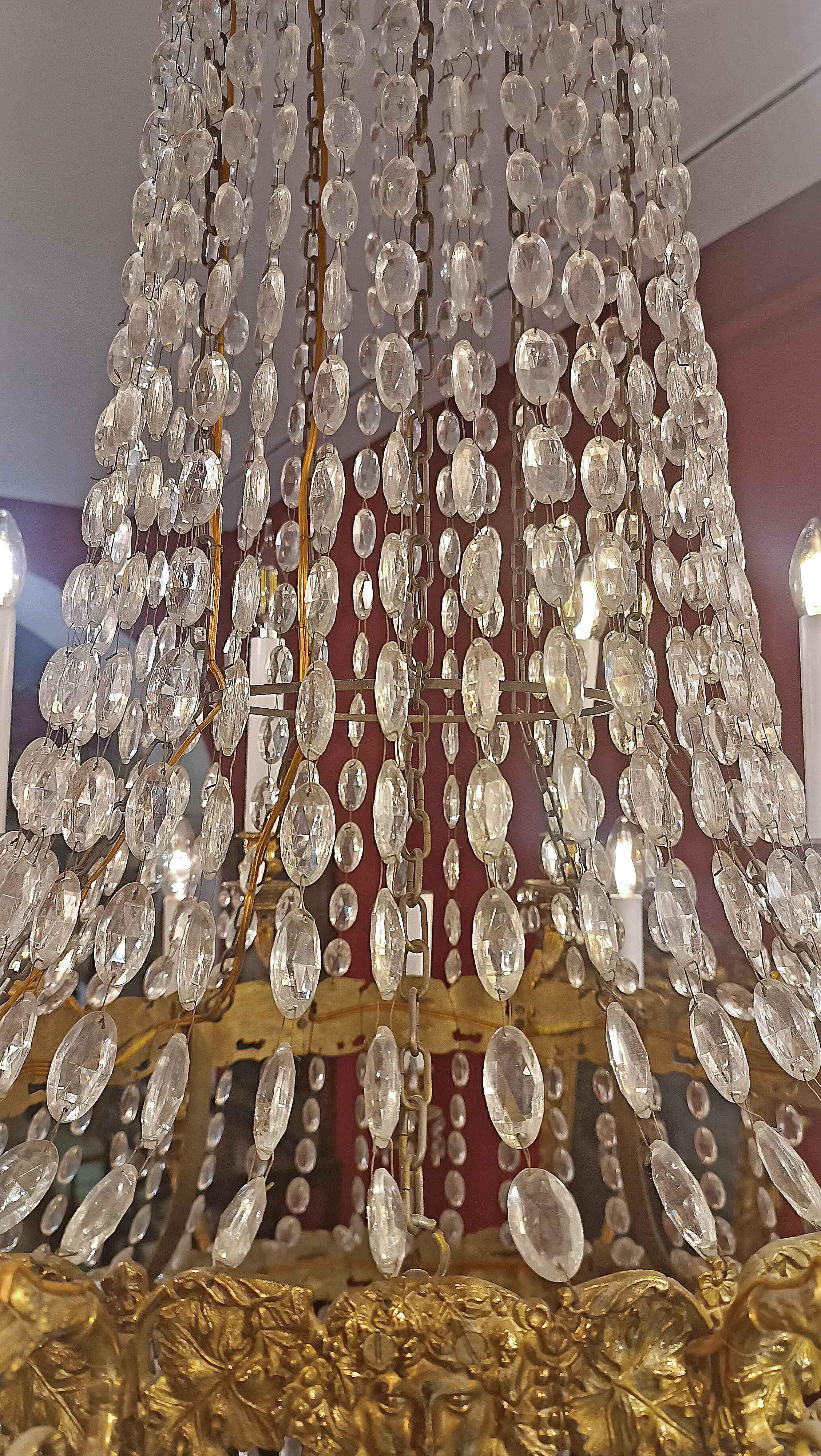LARGE MID-19th CENTURY GILT-BRONZE AND CRYSTAL BASKET CHANDELIER en venta 2