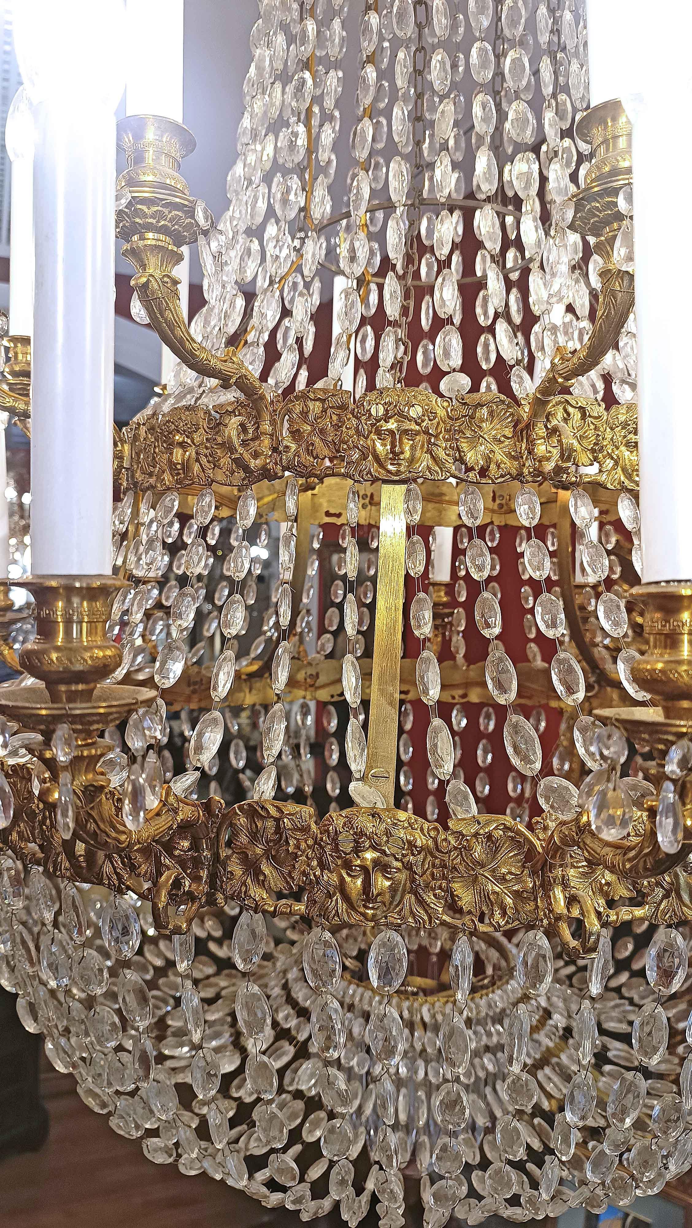 LARGE MID-19th CENTURY GILT-BRONZE AND CRYSTAL BASKET CHANDELIER en venta 3