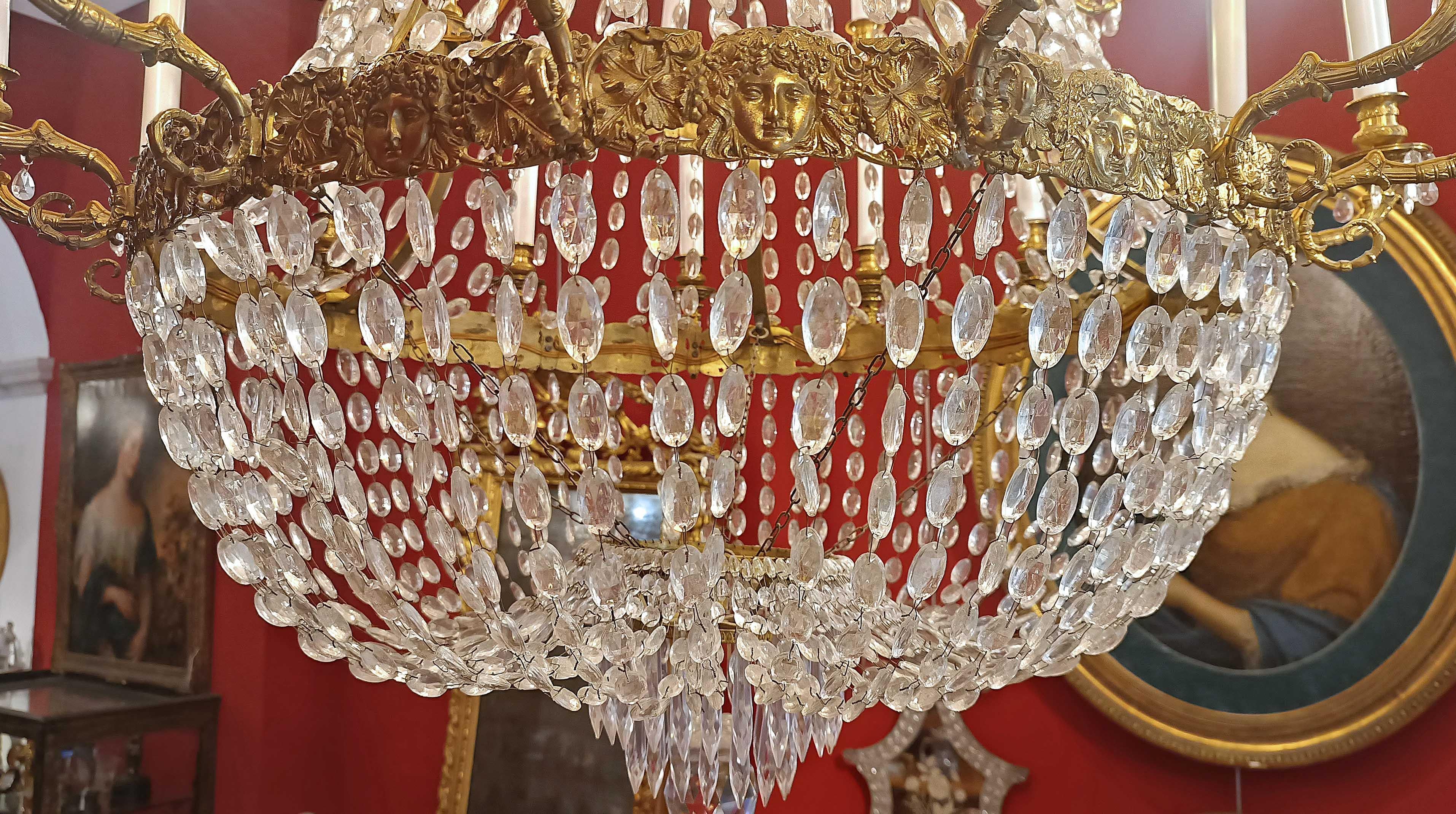 LARGE MID-19th CENTURY GILT-BRONZE AND CRYSTAL BASKET CHANDELIER Napoleón III en venta