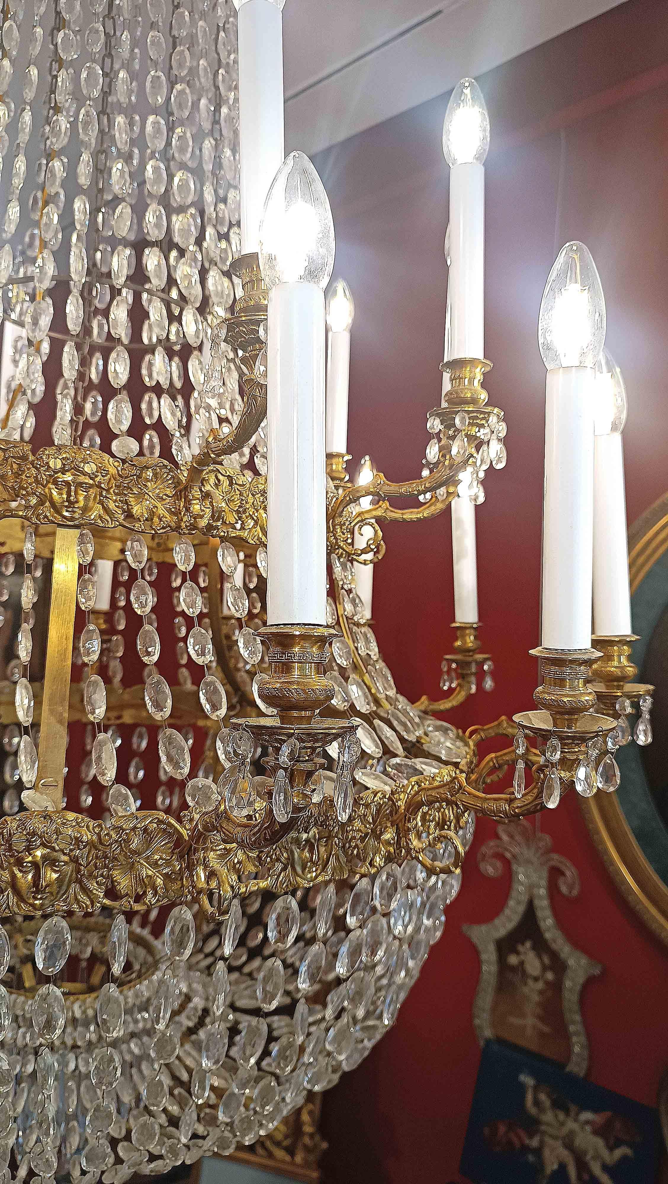 LARGE MID-19th CENTURY GILT-BRONZE AND CRYSTAL BASKET CHANDELIER Italian en venta