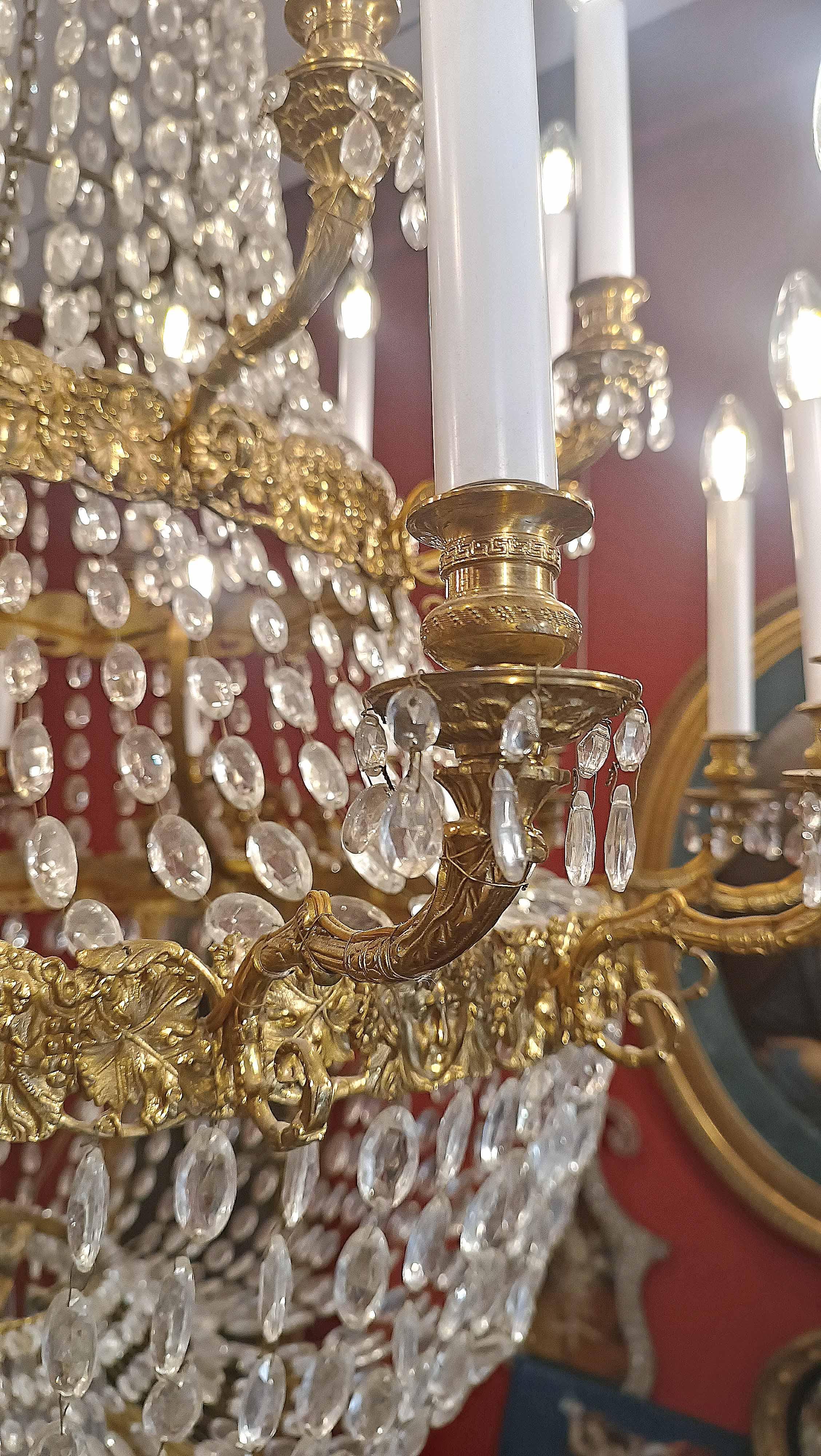 LARGE MID-19th CENTURY GILT-BRONZE AND CRYSTAL BASKET CHANDELIER Dorado en venta