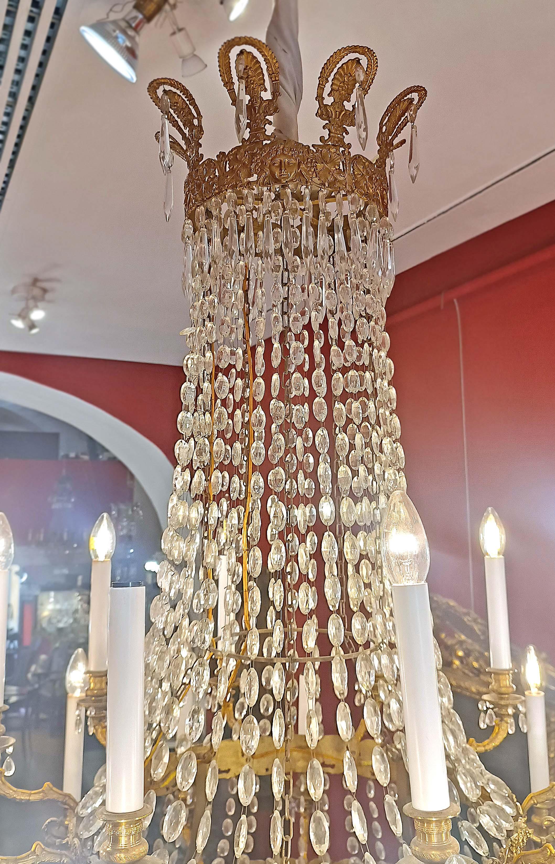 LARGE MID-19th CENTURY GILT-BRONZE AND CRYSTAL BASKET CHANDELIER en Bueno estado para la venta en Firenze, FI
