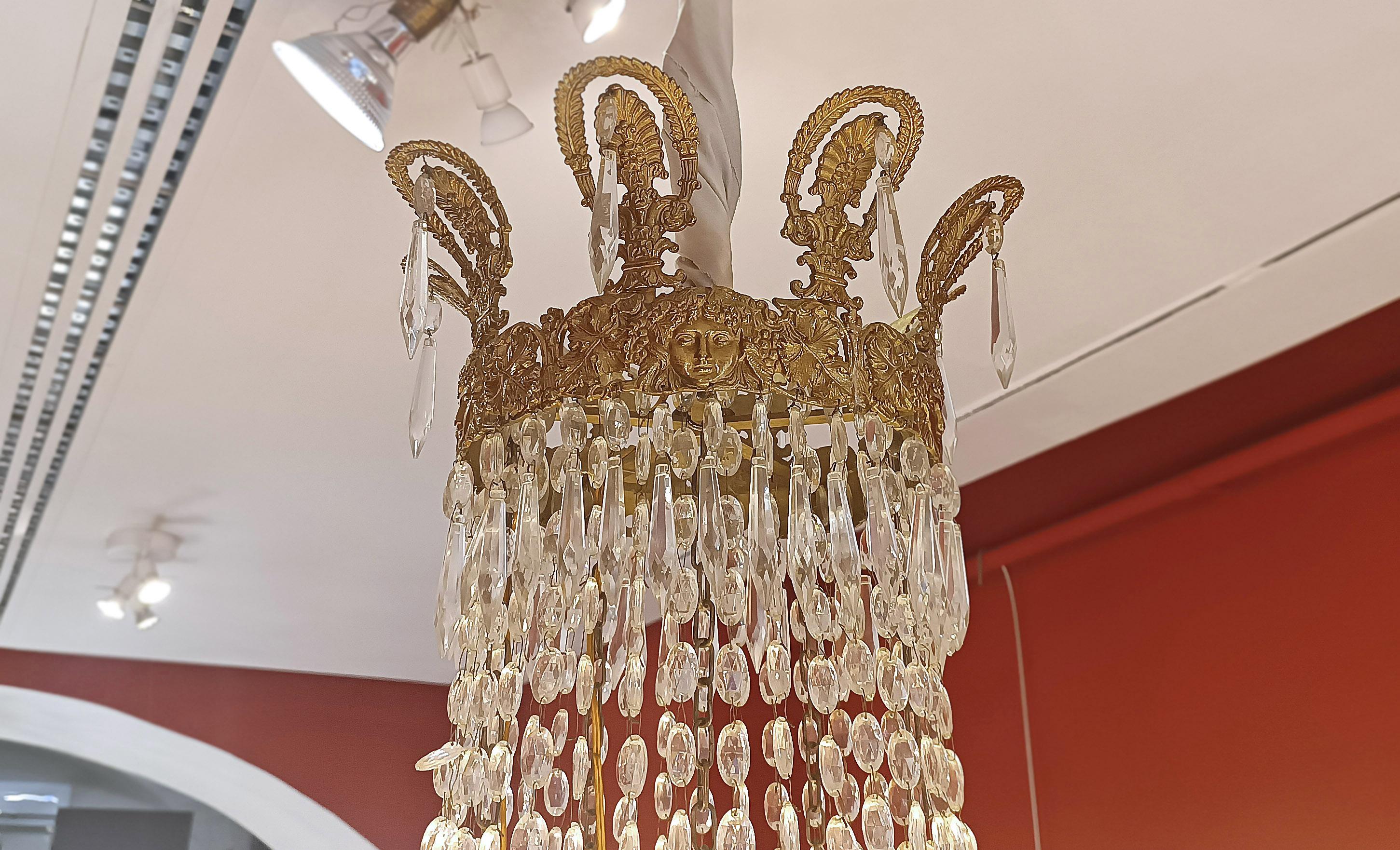 LARGE MID-19th CENTURY GILT-BRONZE AND CRYSTAL BASKET CHANDELIER 19th Century en venta