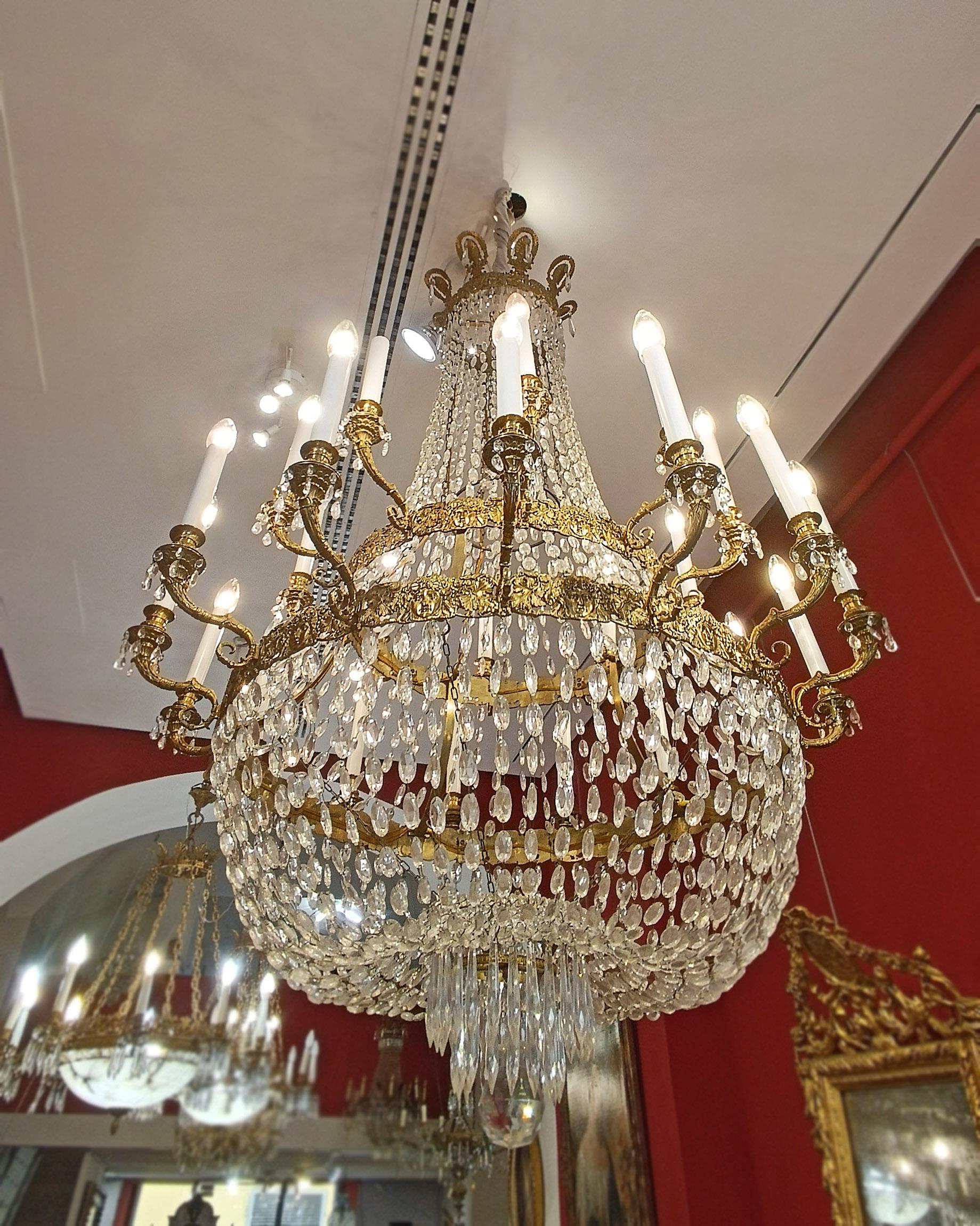 LARGE MID-19th CENTURY GILT-BRONZE AND CRYSTAL BASKET CHANDELIER Bronce en venta