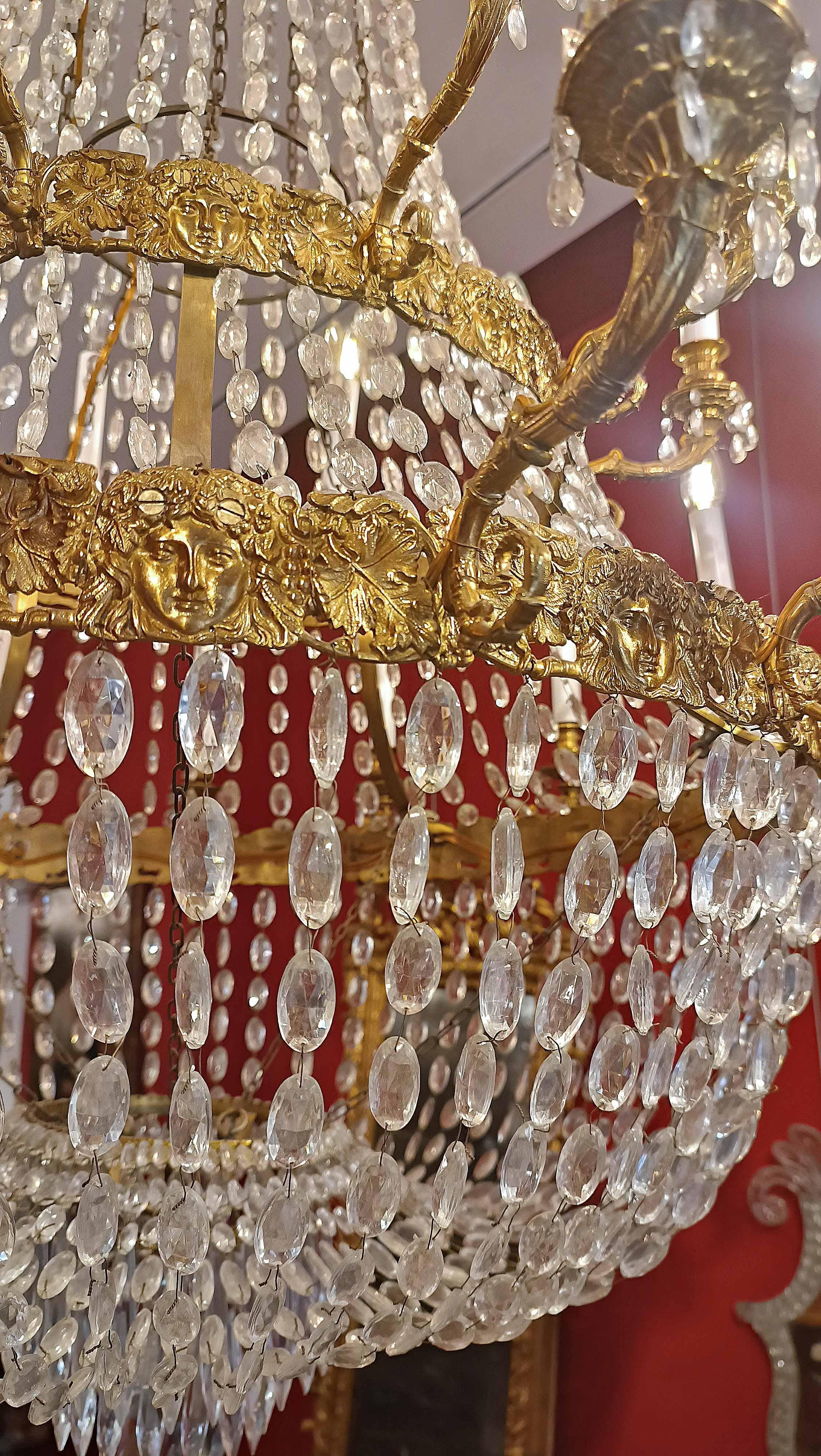 LARGE MID-19th CENTURY GILT-BRONZE AND CRYSTAL BASKET CHANDELIER en venta 1