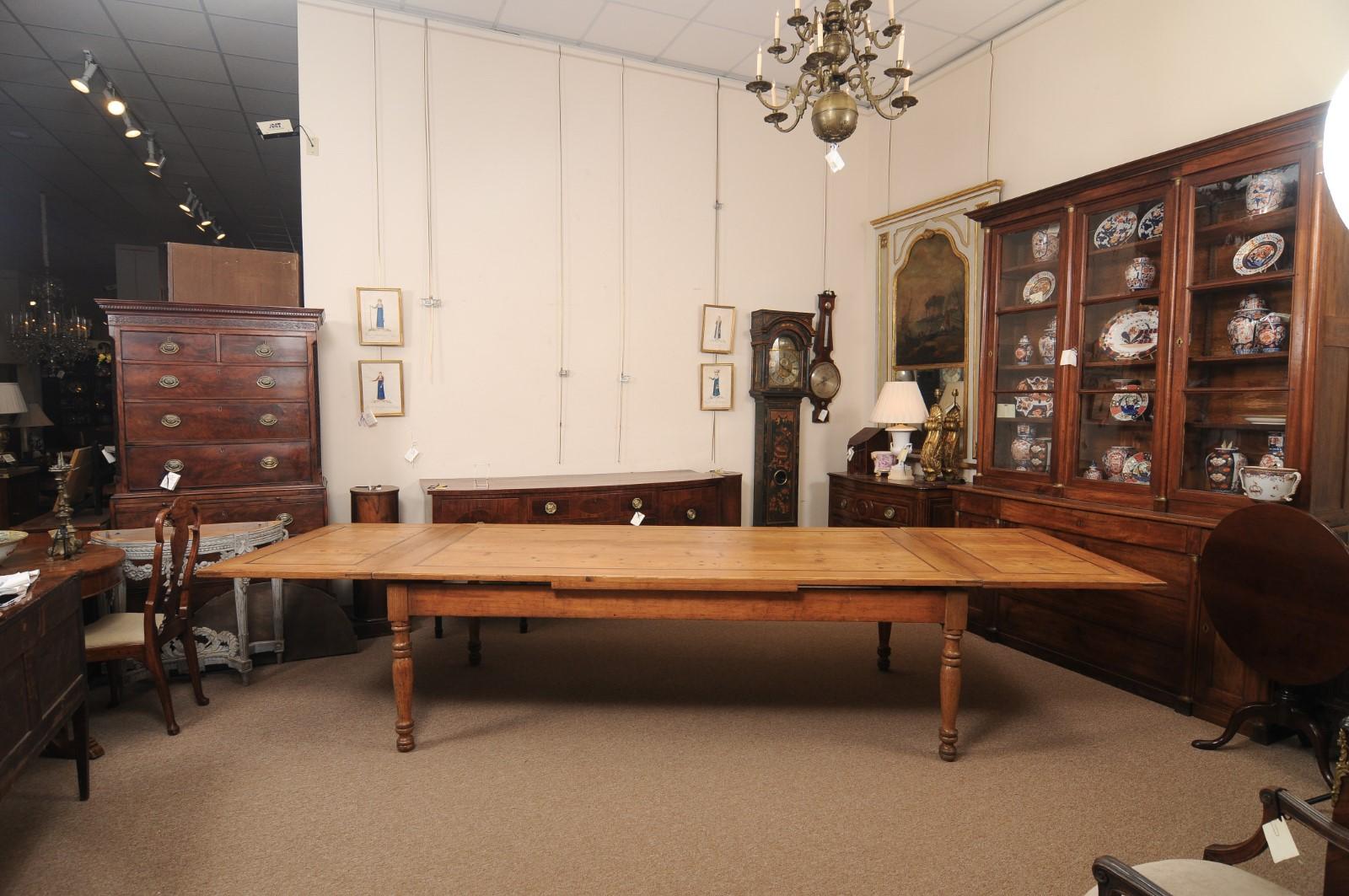Grande table de salle à manger à rallonge en pin et noyer du milieu du 19e siècle en vente 5