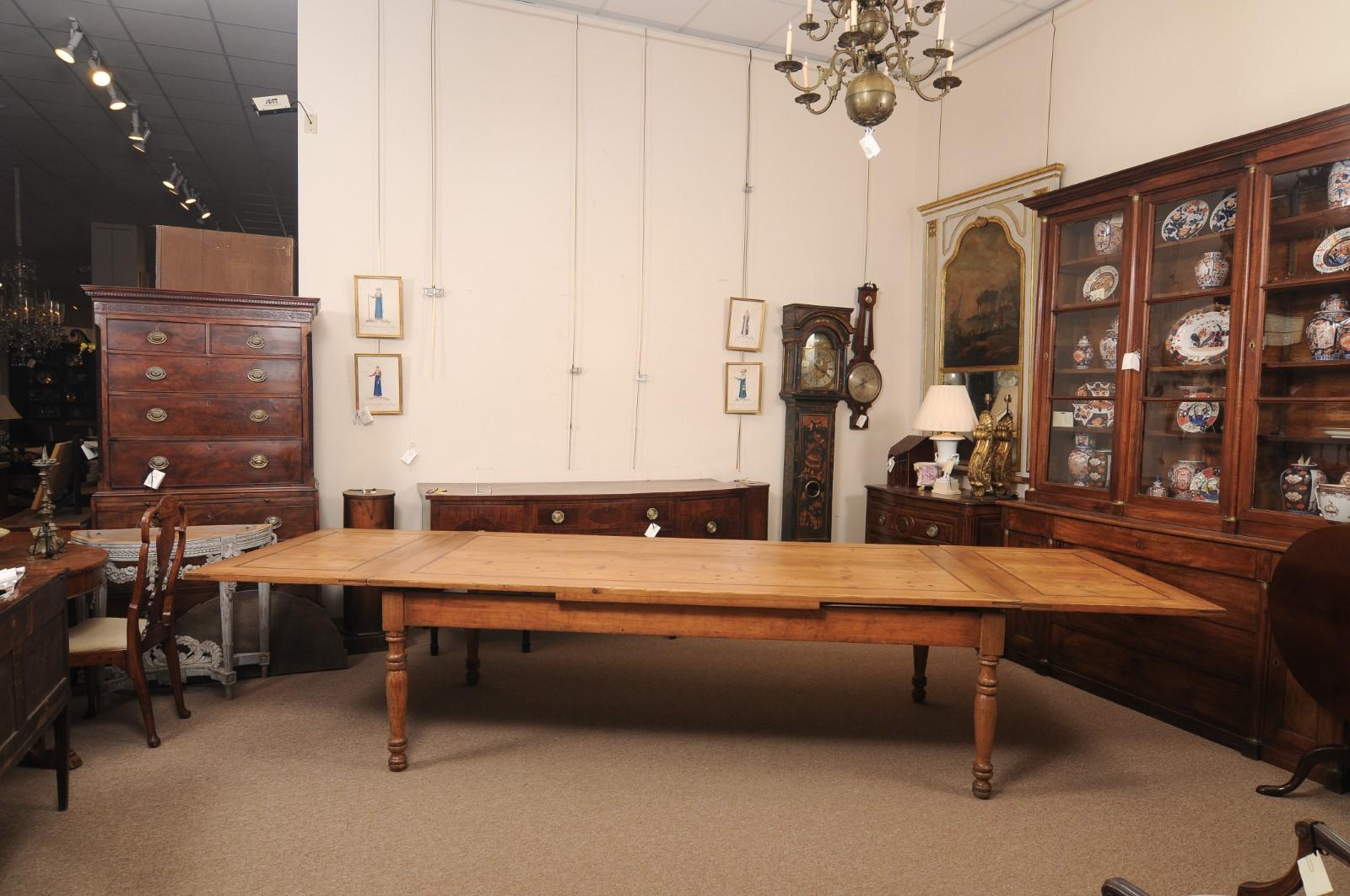 Grande table de salle à manger à rallonge en pin et noyer du milieu du 19e siècle en vente 6
