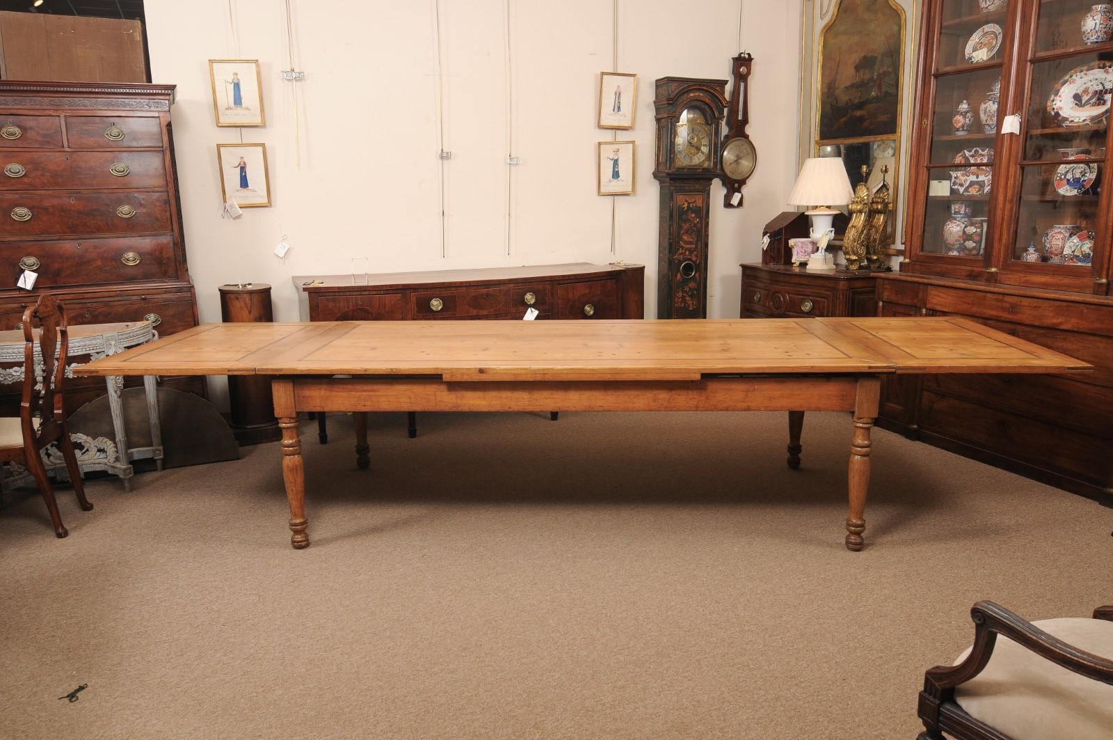 Noyer Grande table de salle à manger à rallonge en pin et noyer du milieu du 19e siècle en vente