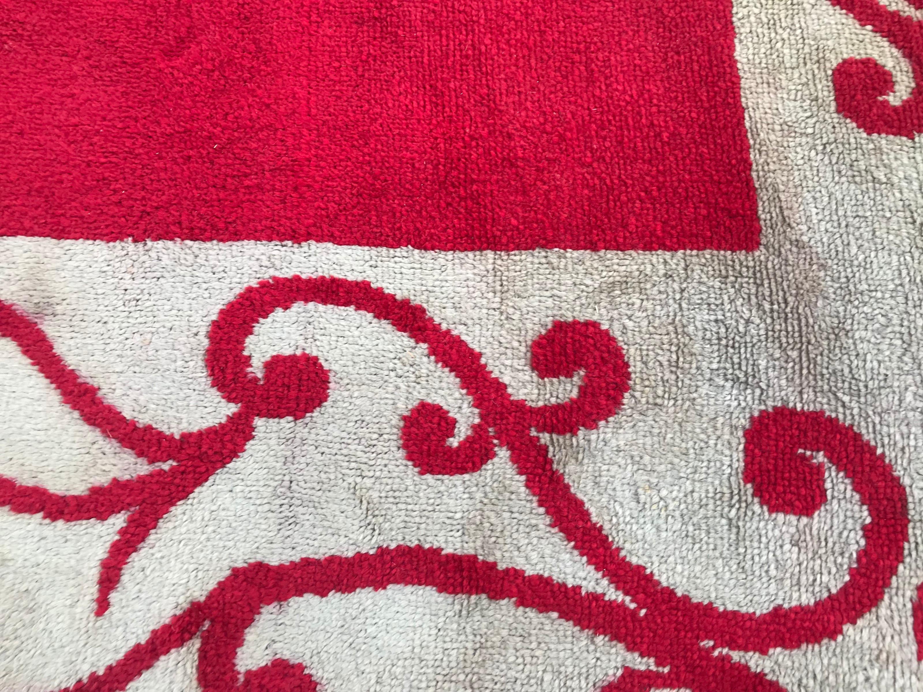 Magnifique tapis Art Déco avec un beau design simple des années 1940 et une couleur de champ rouge, entièrement noué à la main avec du velours de laine sur une base de coton.