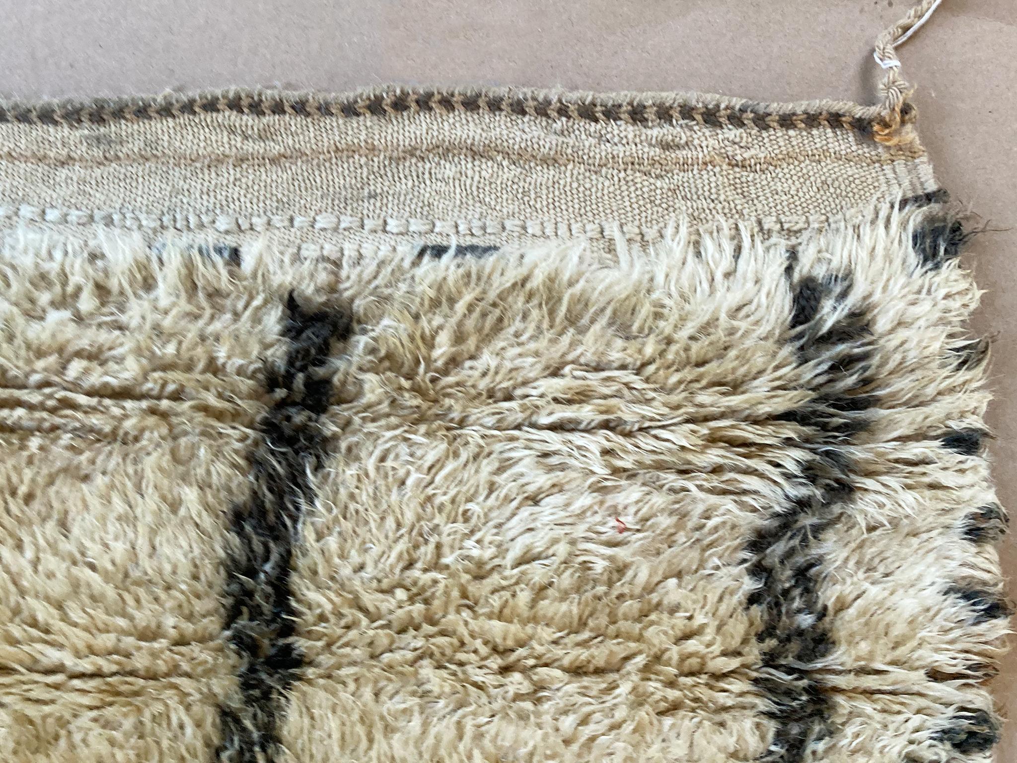 Grand tapis Beni Ourain du milieu du 20e siècle en vente 4
