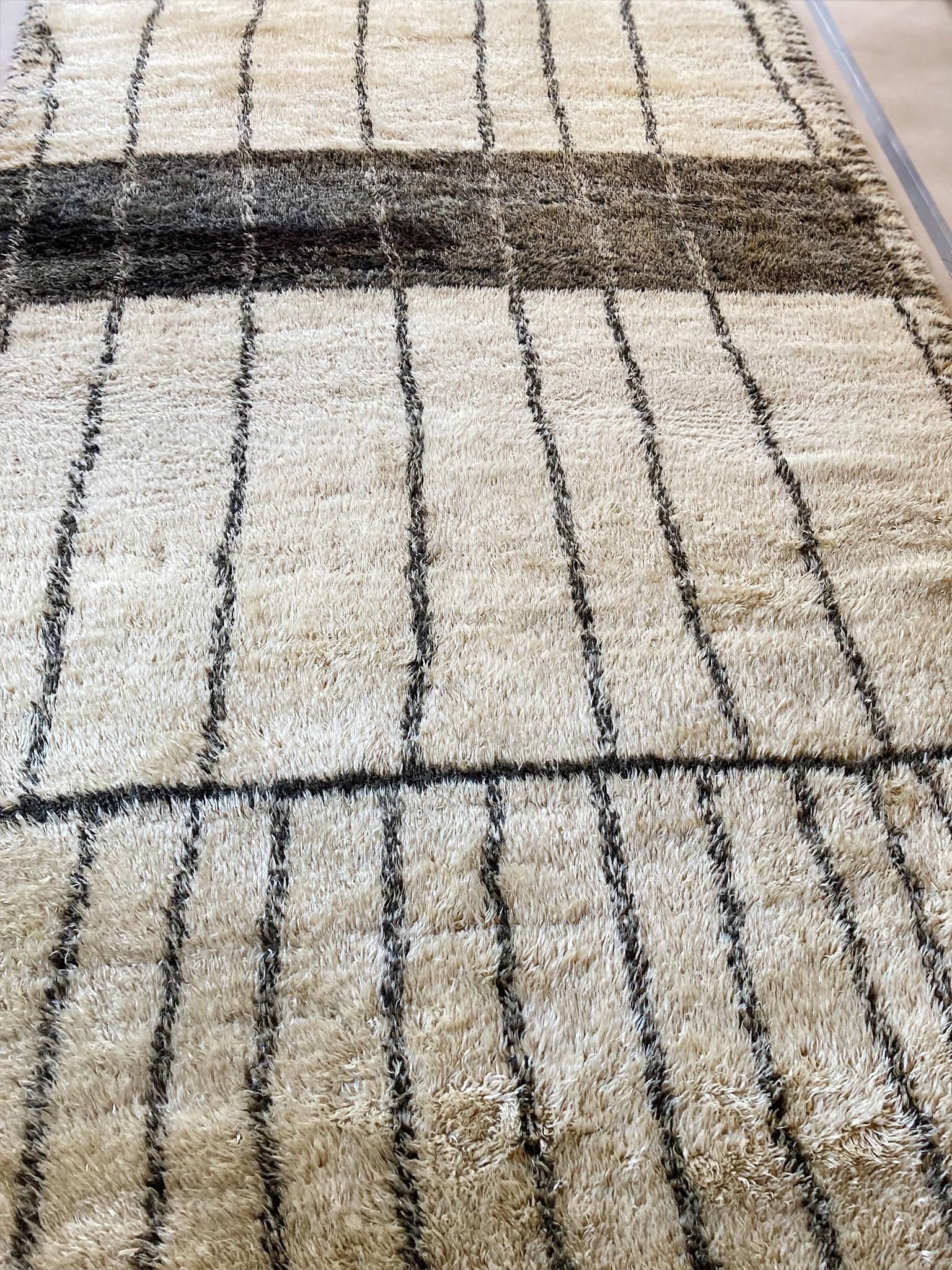 Grand tapis Beni Ourain du milieu du 20e siècle Bon état - En vente à New York, NY