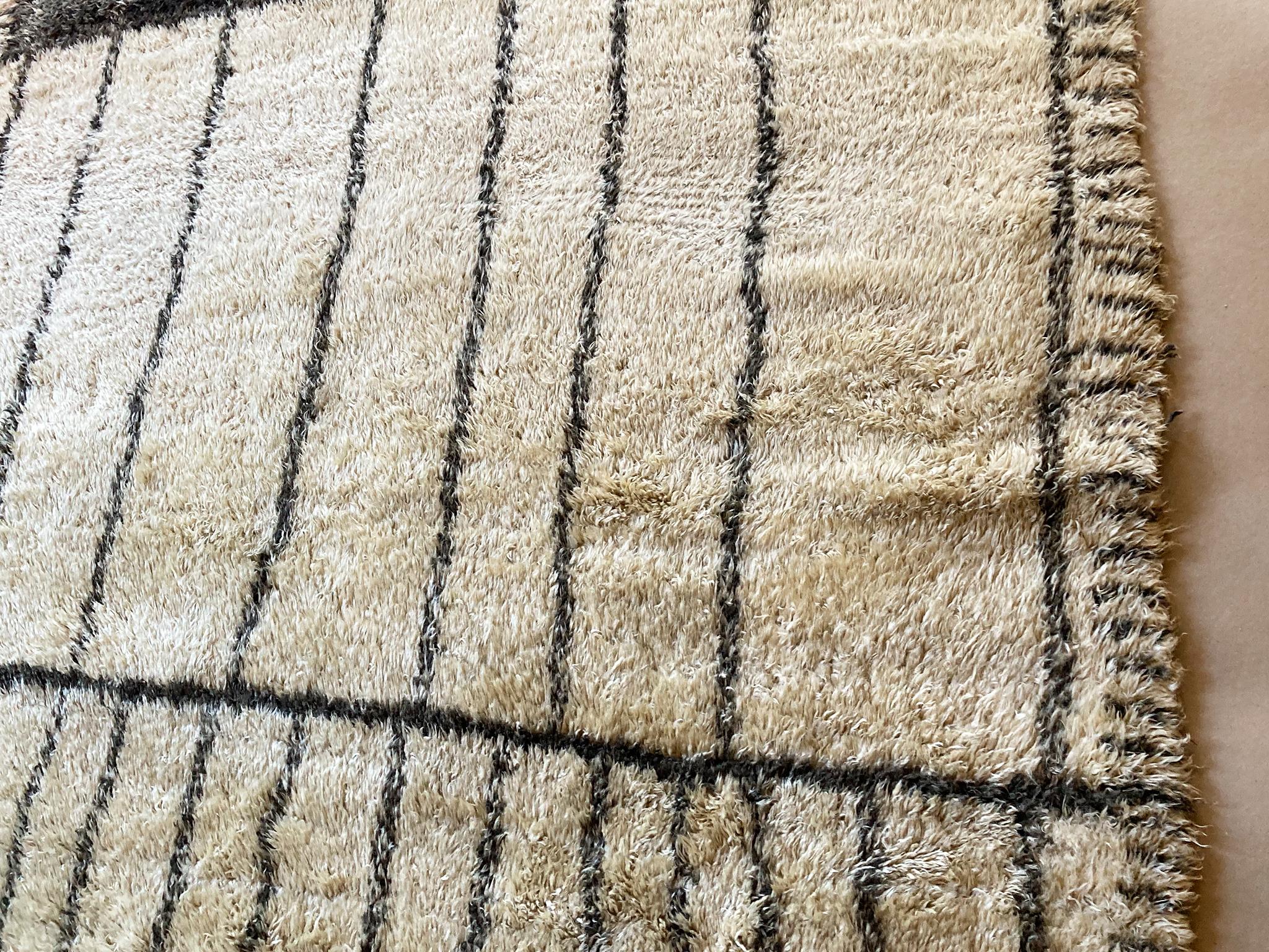 20ième siècle Grand tapis Beni Ourain du milieu du 20e siècle en vente