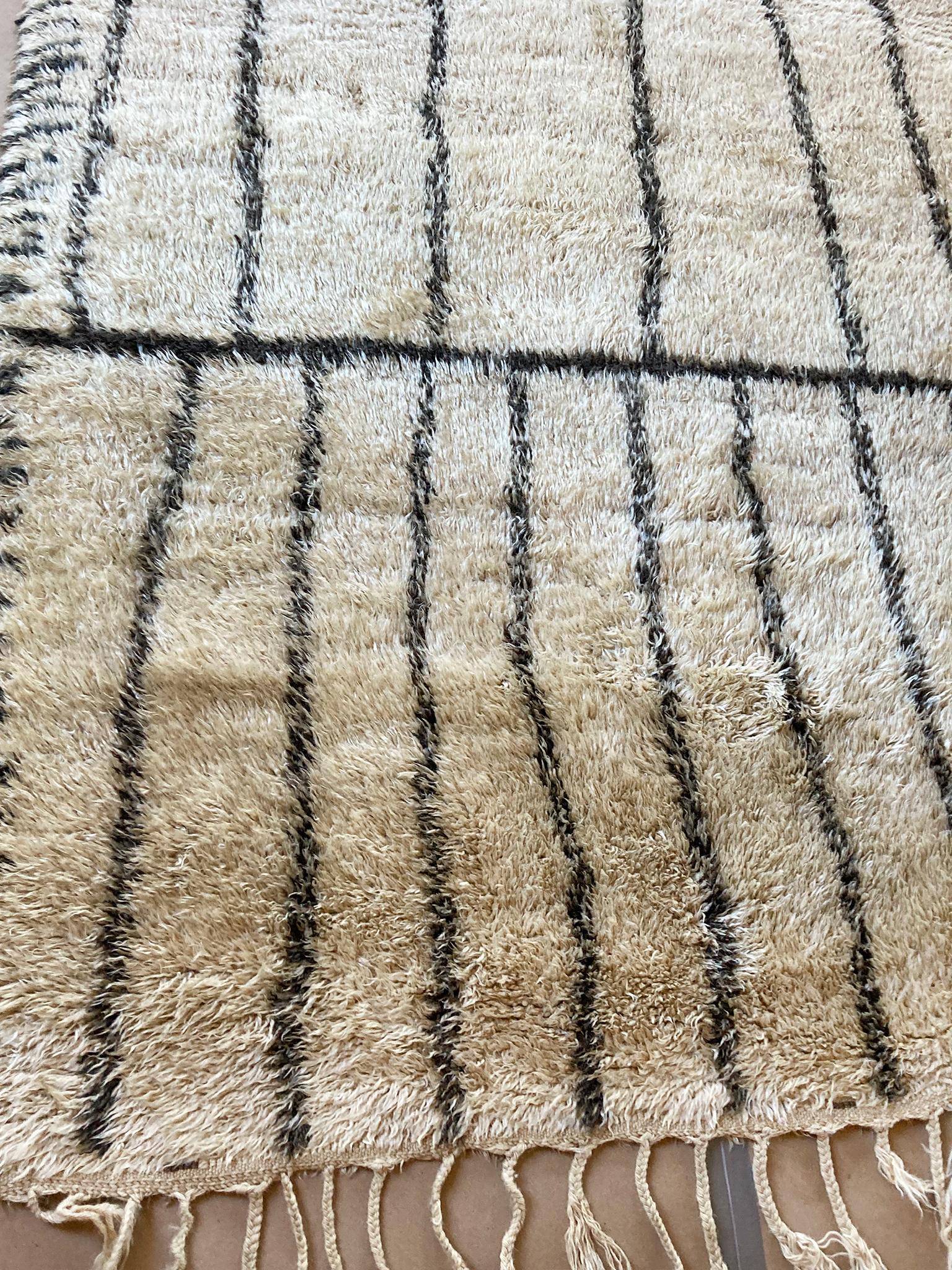 Laine Grand tapis Beni Ourain du milieu du 20e siècle en vente