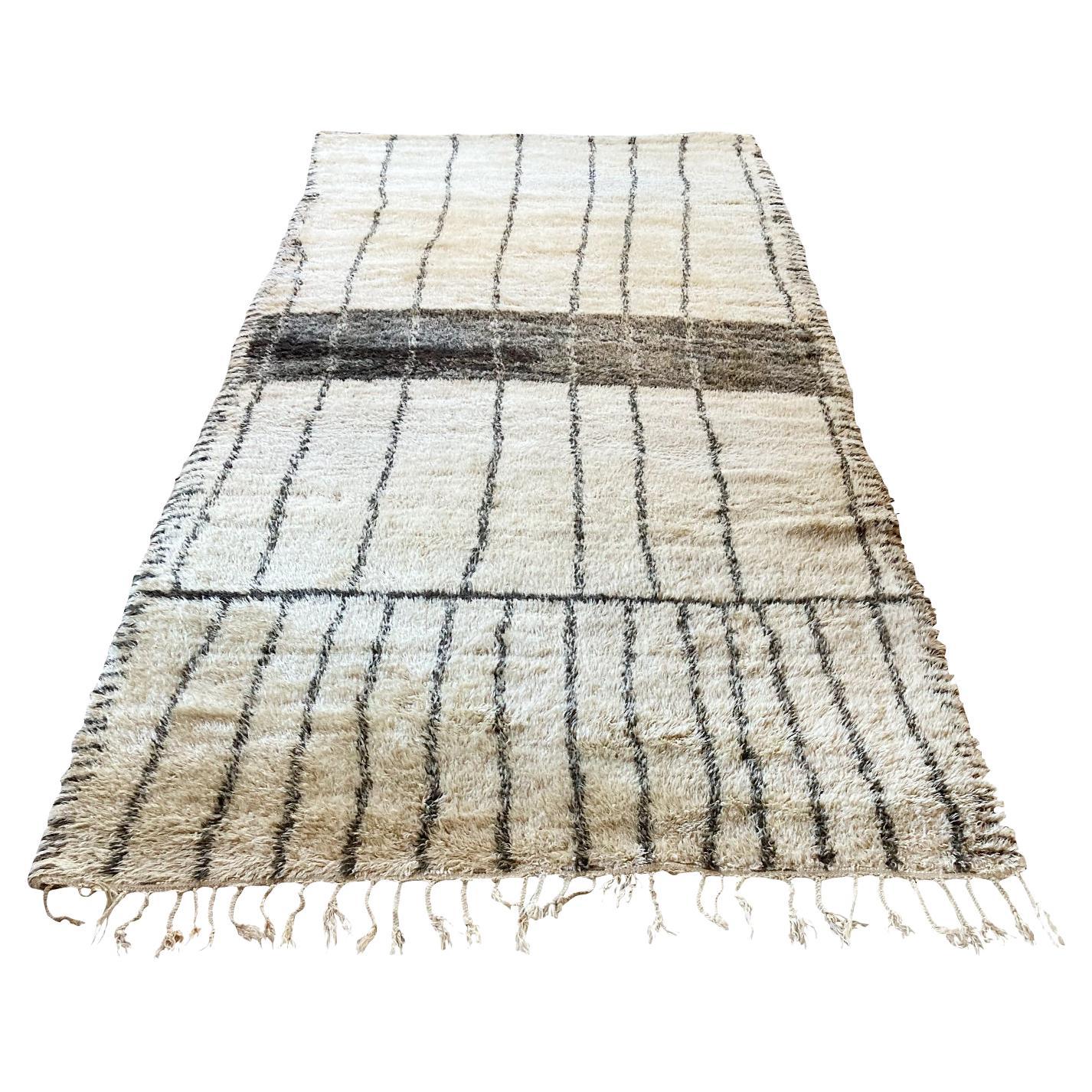 Grand tapis Beni Ourain du milieu du 20e siècle en vente