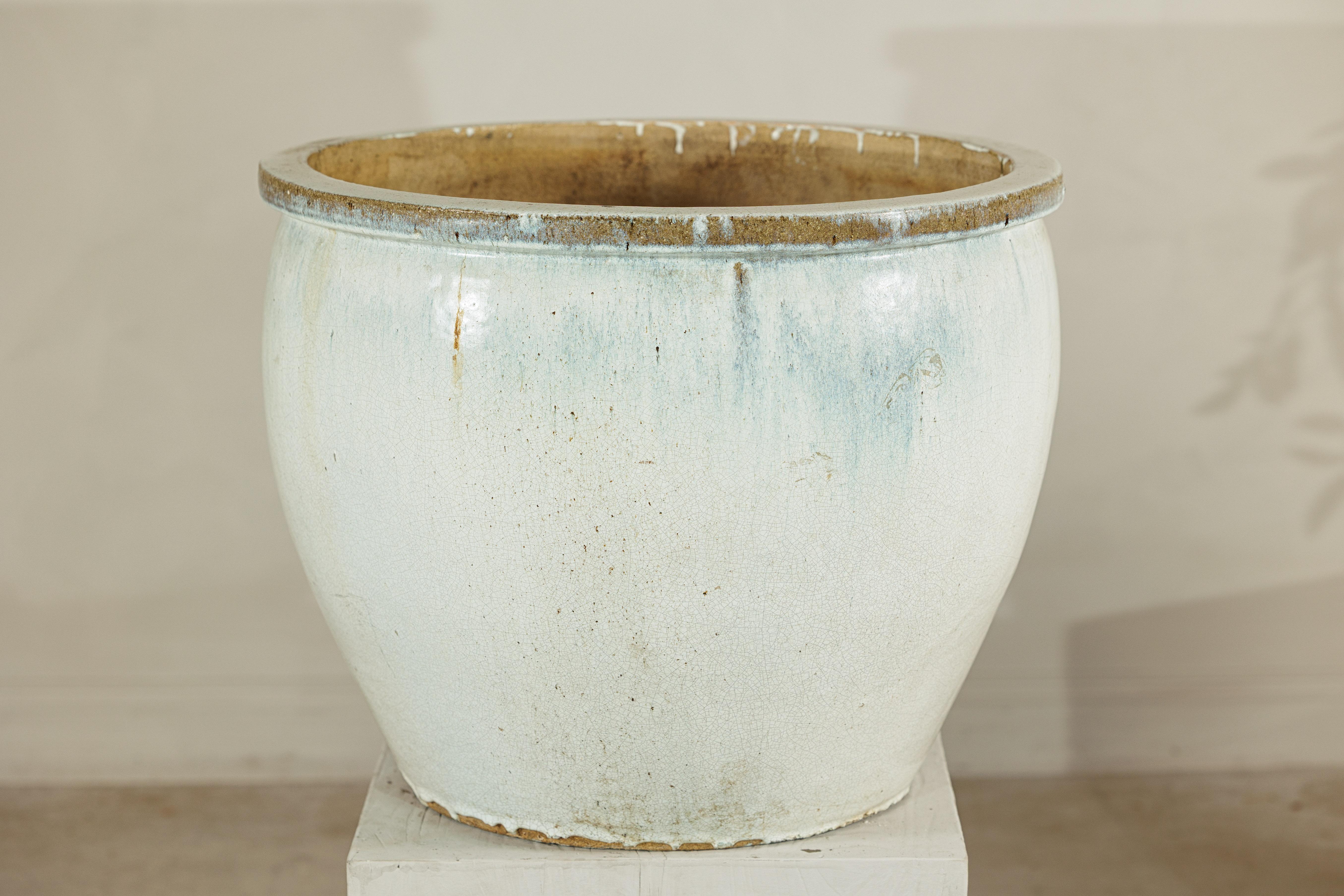 Großes chinesisches Pflanzgefäß aus Keramik mit Craquelé-Glasur aus der Mitte des 20. Jahrhunderts in zartem Weiß im Angebot 8
