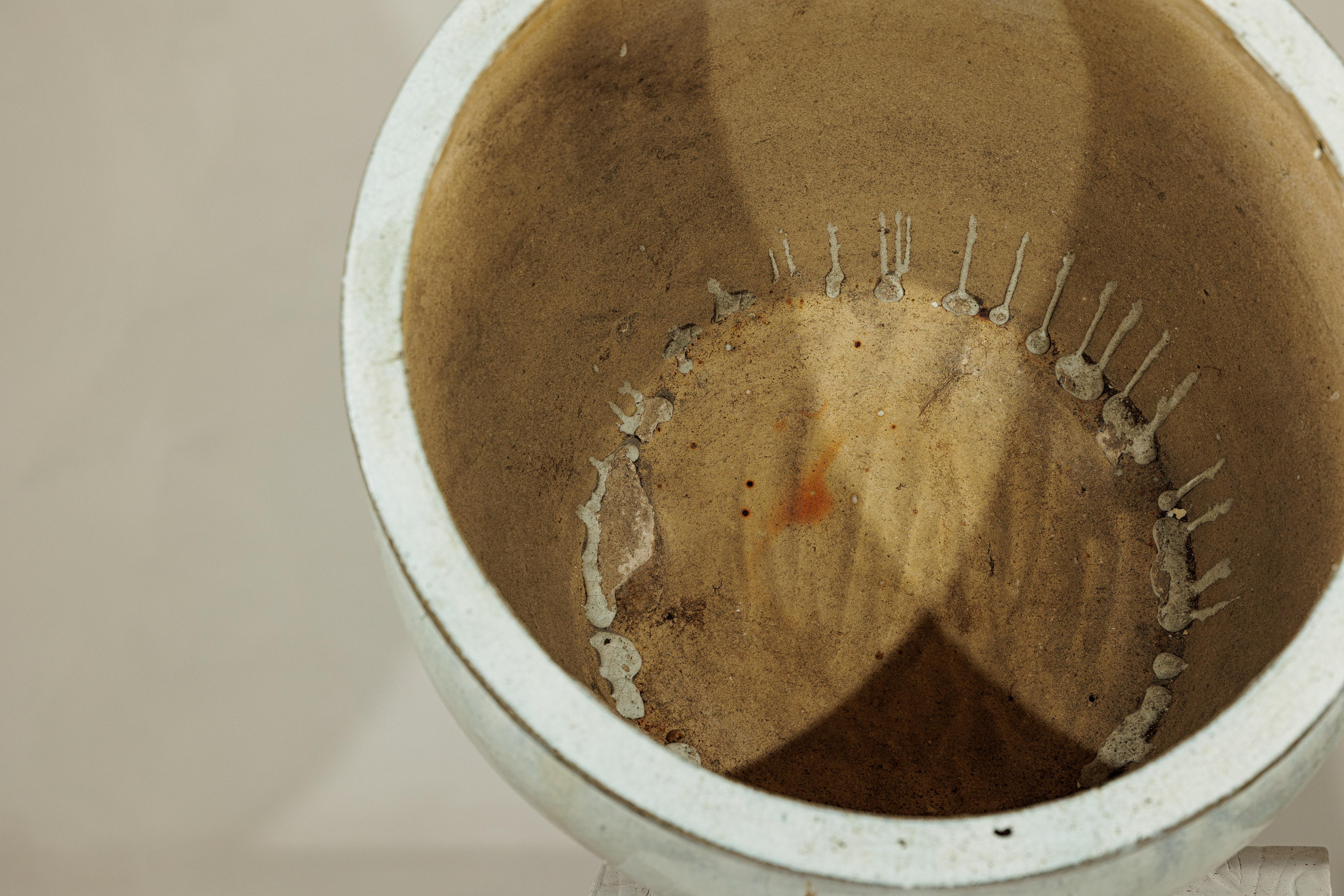 Großes chinesisches Pflanzgefäß aus Keramik mit Craquelé-Glasur aus der Mitte des 20. Jahrhunderts in zartem Weiß im Angebot 9