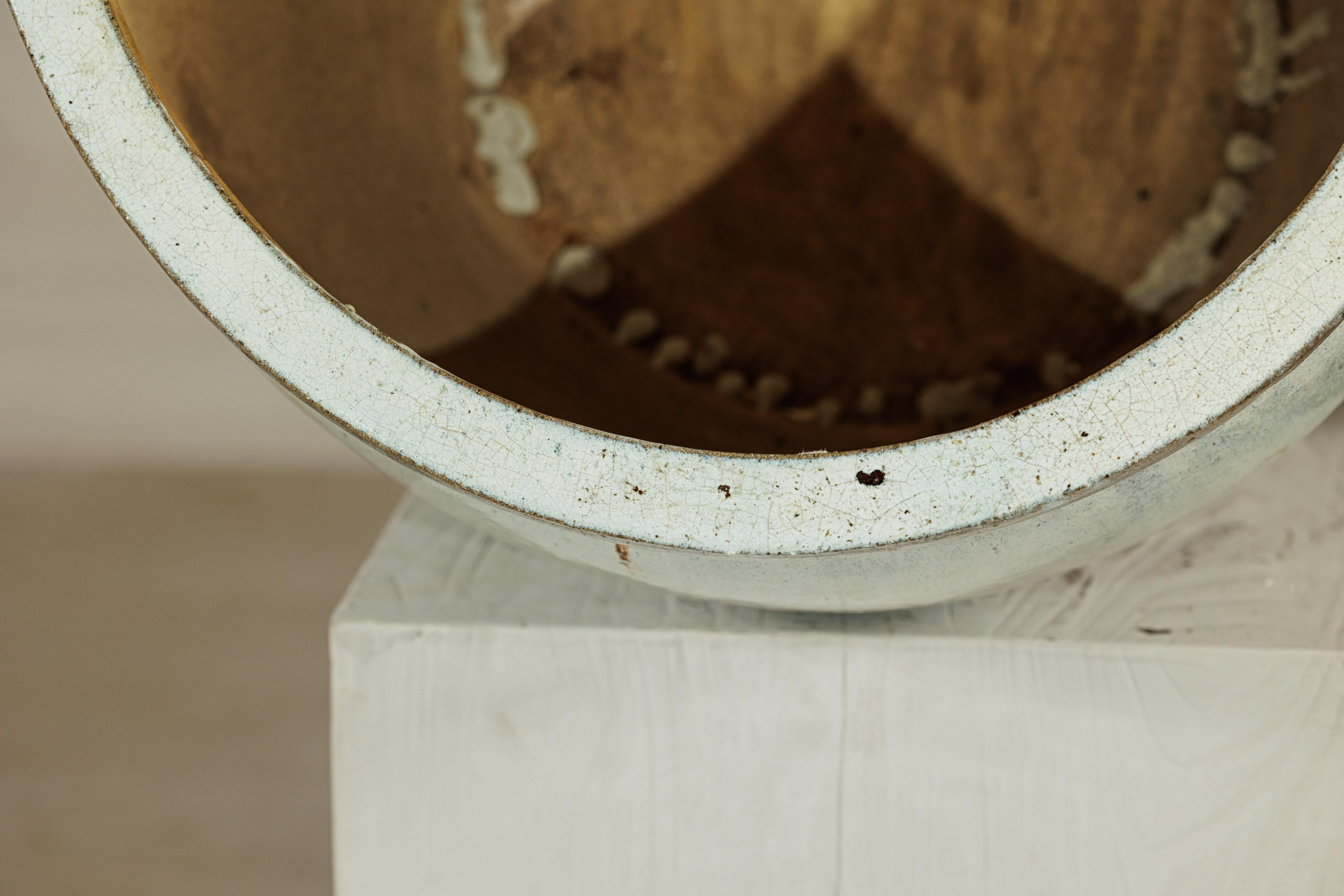 Großes chinesisches Pflanzgefäß aus Keramik mit Craquelé-Glasur aus der Mitte des 20. Jahrhunderts in zartem Weiß im Angebot 11