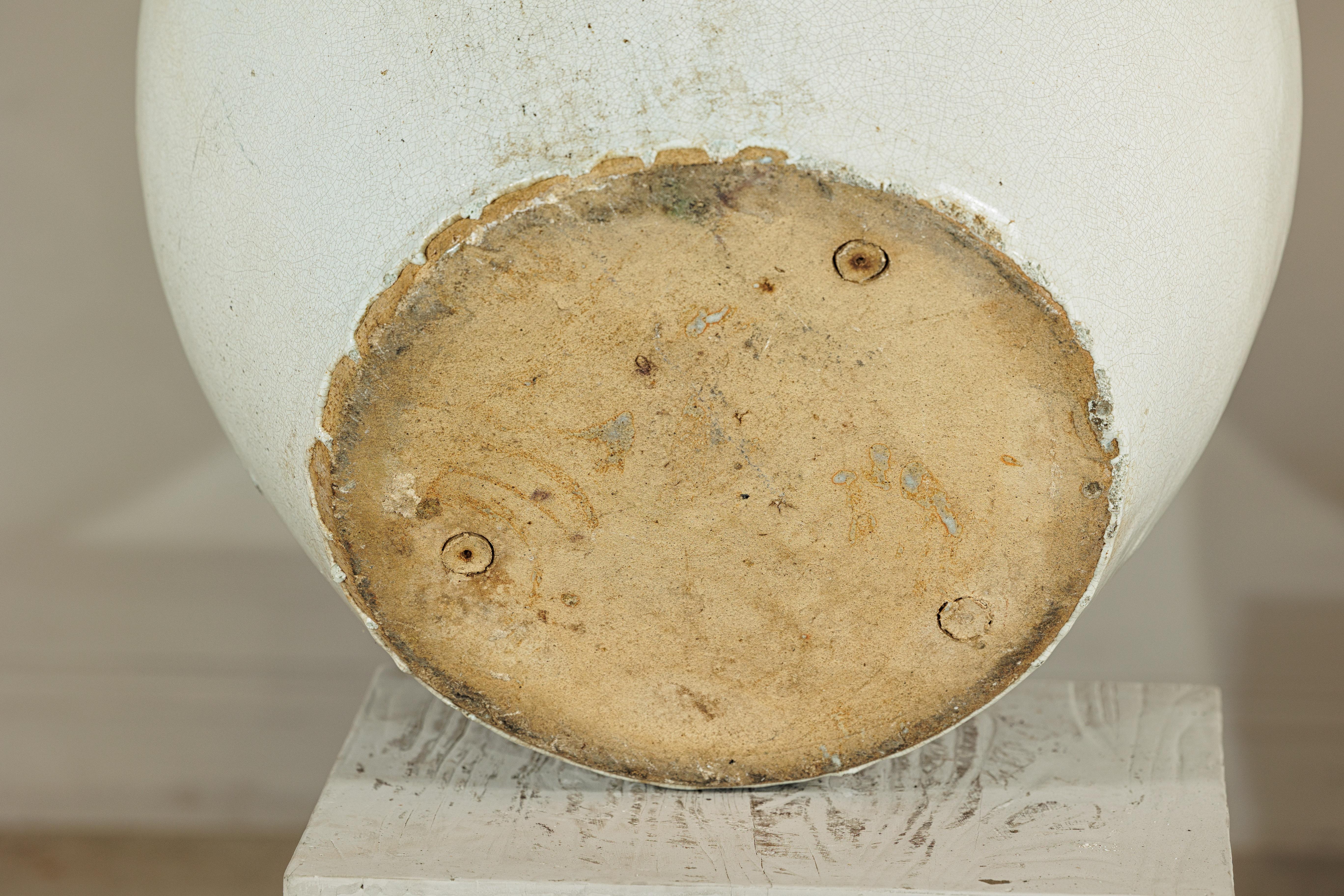 Großes chinesisches Pflanzgefäß aus Keramik mit Craquelé-Glasur aus der Mitte des 20. Jahrhunderts in zartem Weiß im Angebot 12