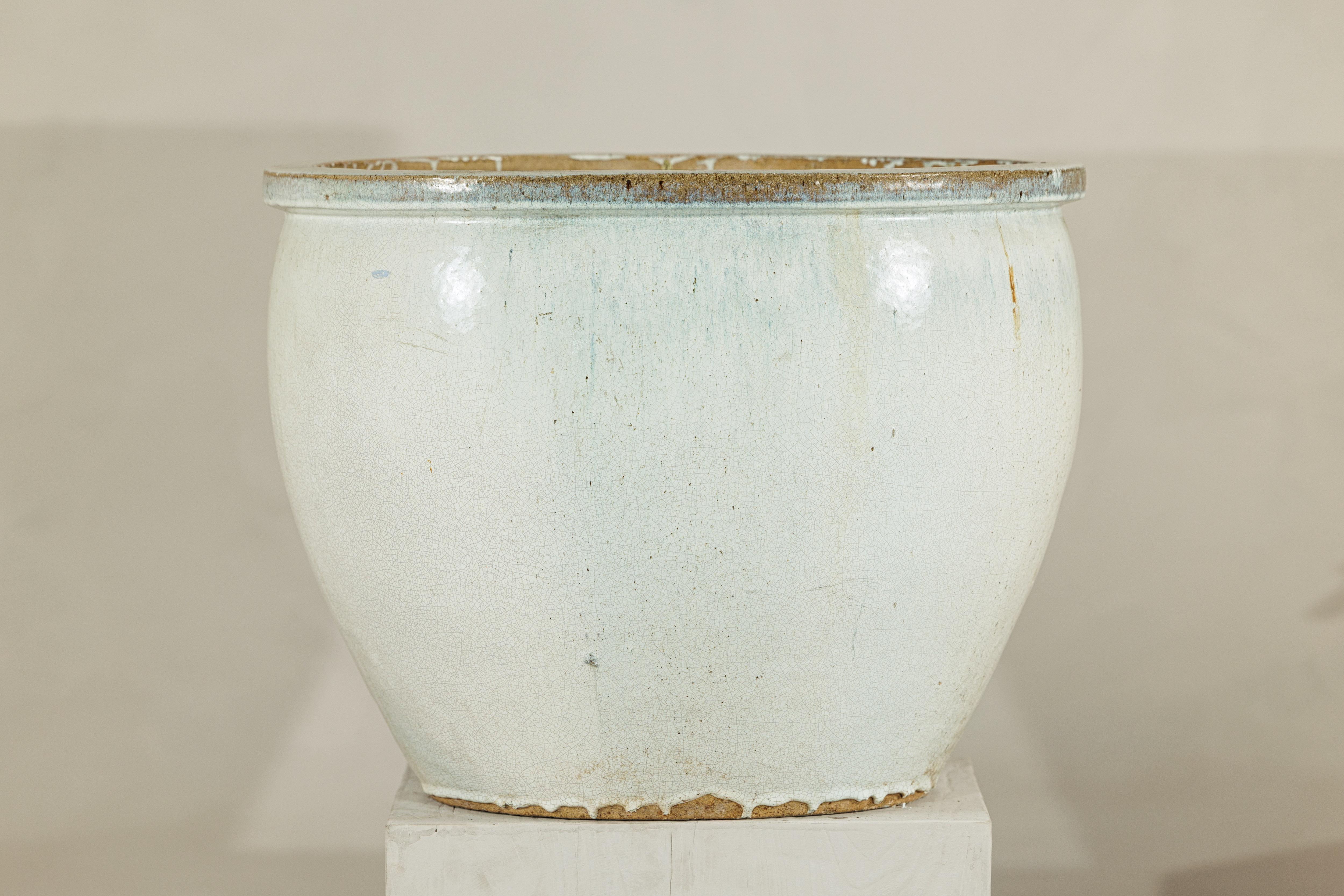Großes chinesisches Pflanzgefäß aus Keramik mit Craquelé-Glasur aus der Mitte des 20. Jahrhunderts in zartem Weiß im Angebot 13