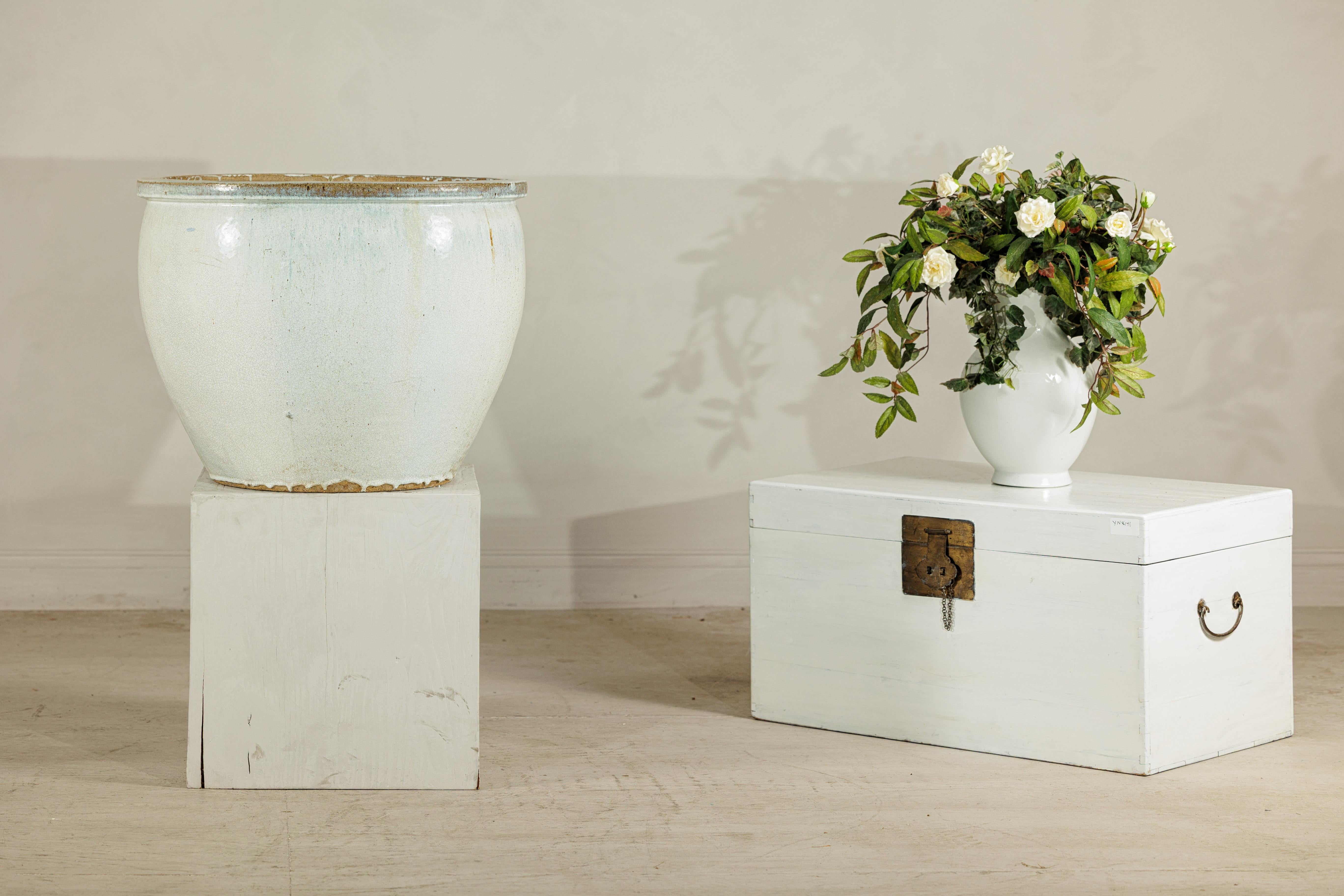 Großes chinesisches Pflanzgefäß aus Keramik mit Craquelé-Glasur aus der Mitte des 20. Jahrhunderts in zartem Weiß (Chinesisch) im Angebot