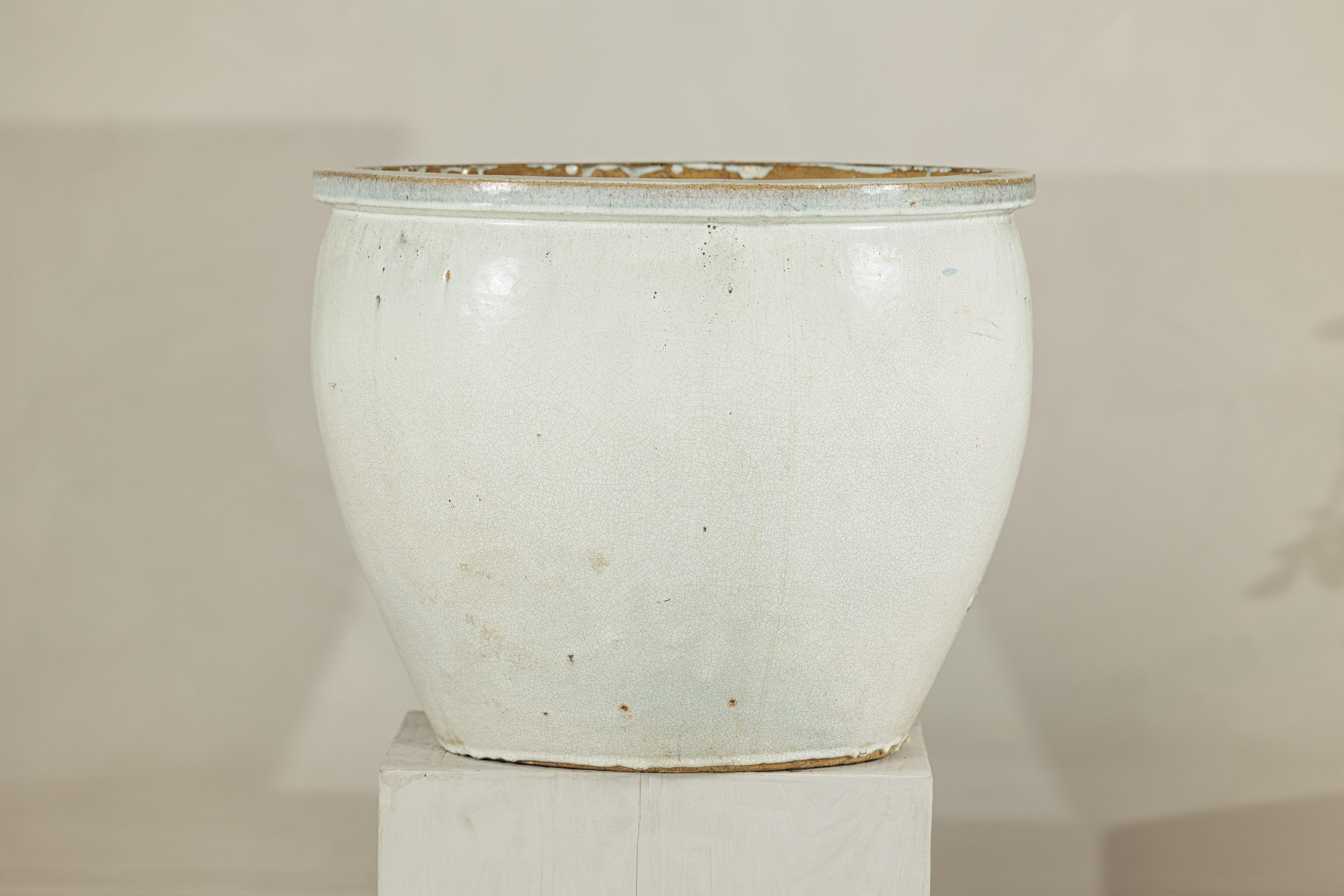 Großes chinesisches Pflanzgefäß aus Keramik mit Craquelé-Glasur aus der Mitte des 20. Jahrhunderts in zartem Weiß (Glasiert) im Angebot