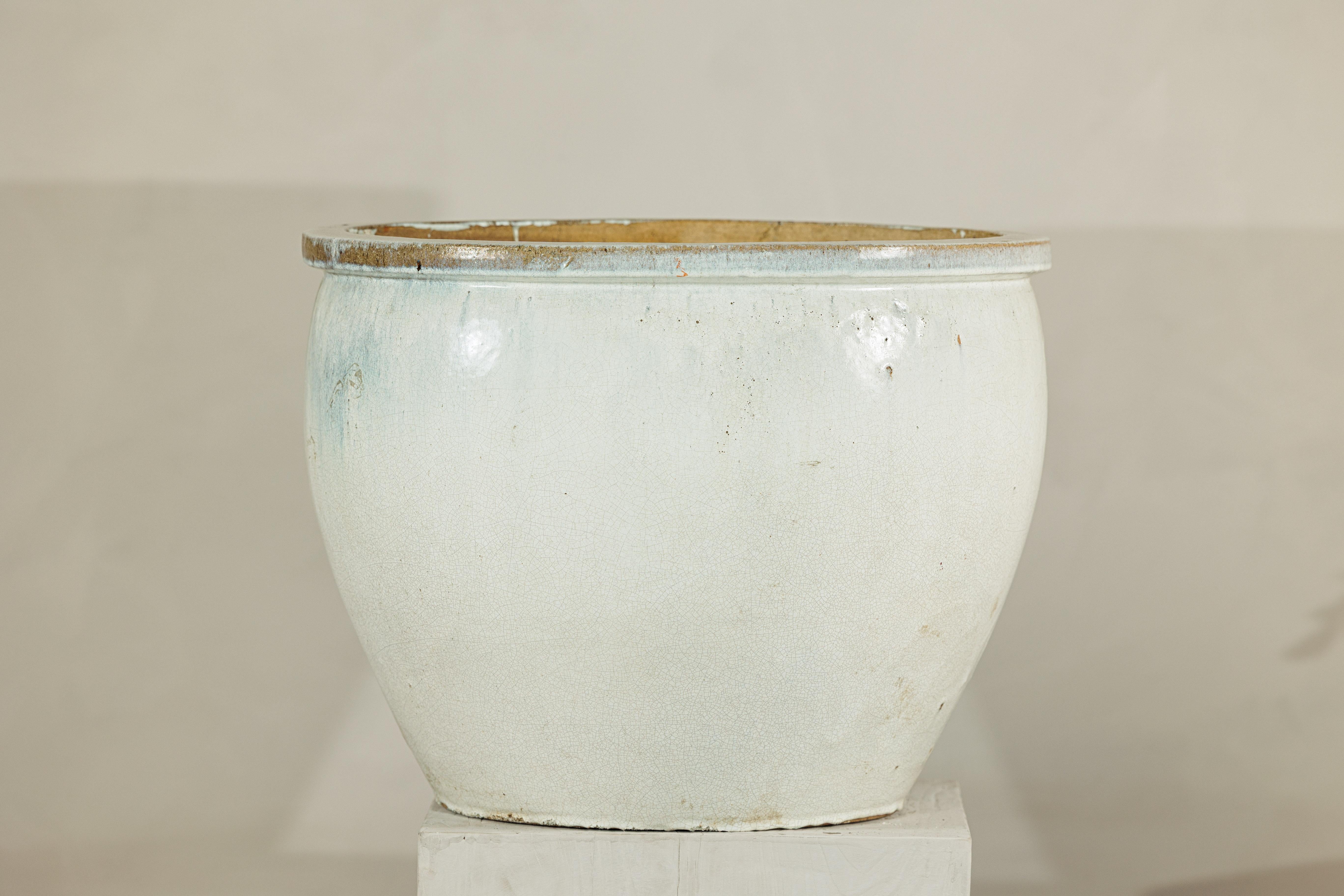 Großes chinesisches Pflanzgefäß aus Keramik mit Craquelé-Glasur aus der Mitte des 20. Jahrhunderts in zartem Weiß im Zustand „Gut“ im Angebot in Yonkers, NY