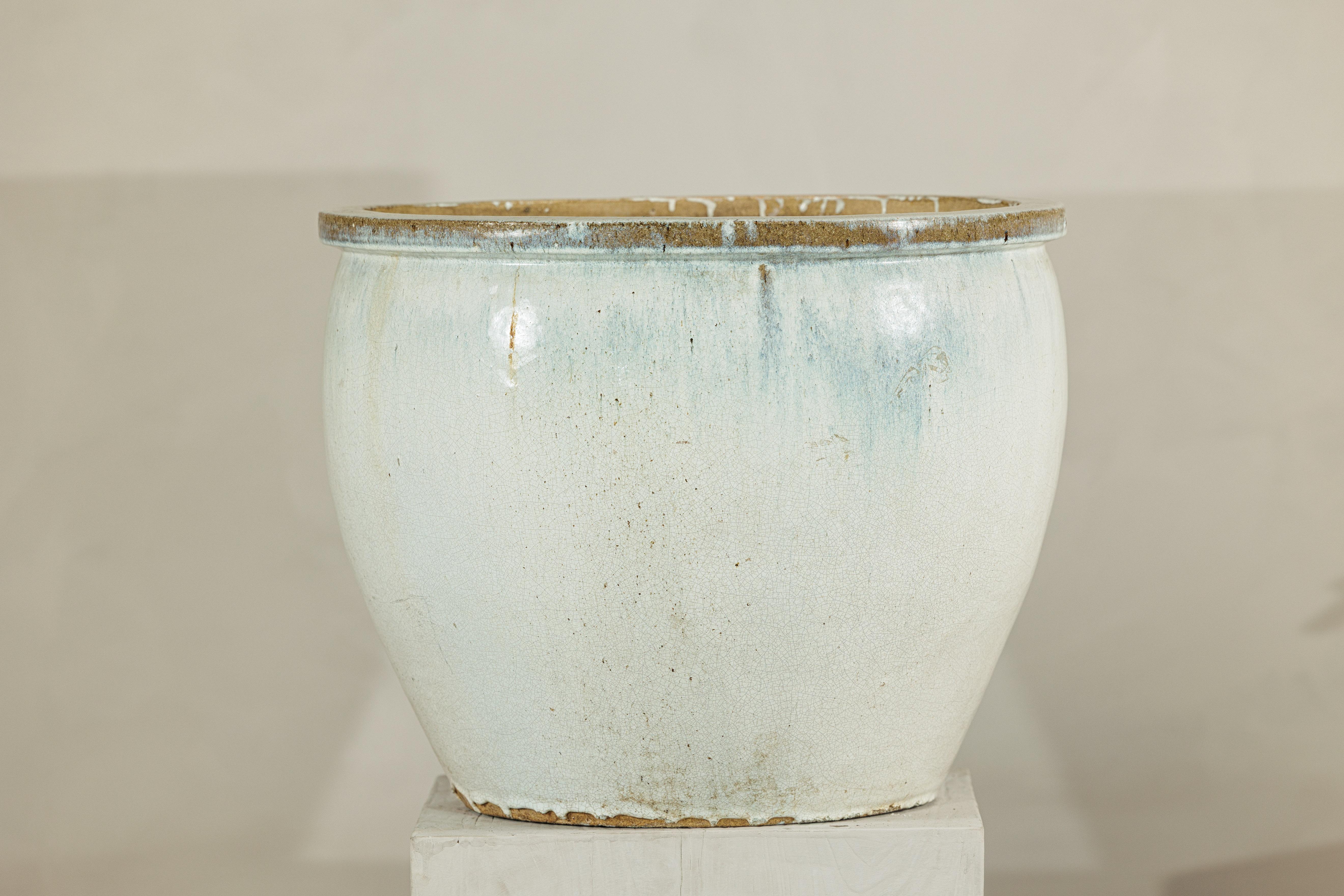Großes chinesisches Pflanzgefäß aus Keramik mit Craquelé-Glasur aus der Mitte des 20. Jahrhunderts in zartem Weiß im Angebot 1