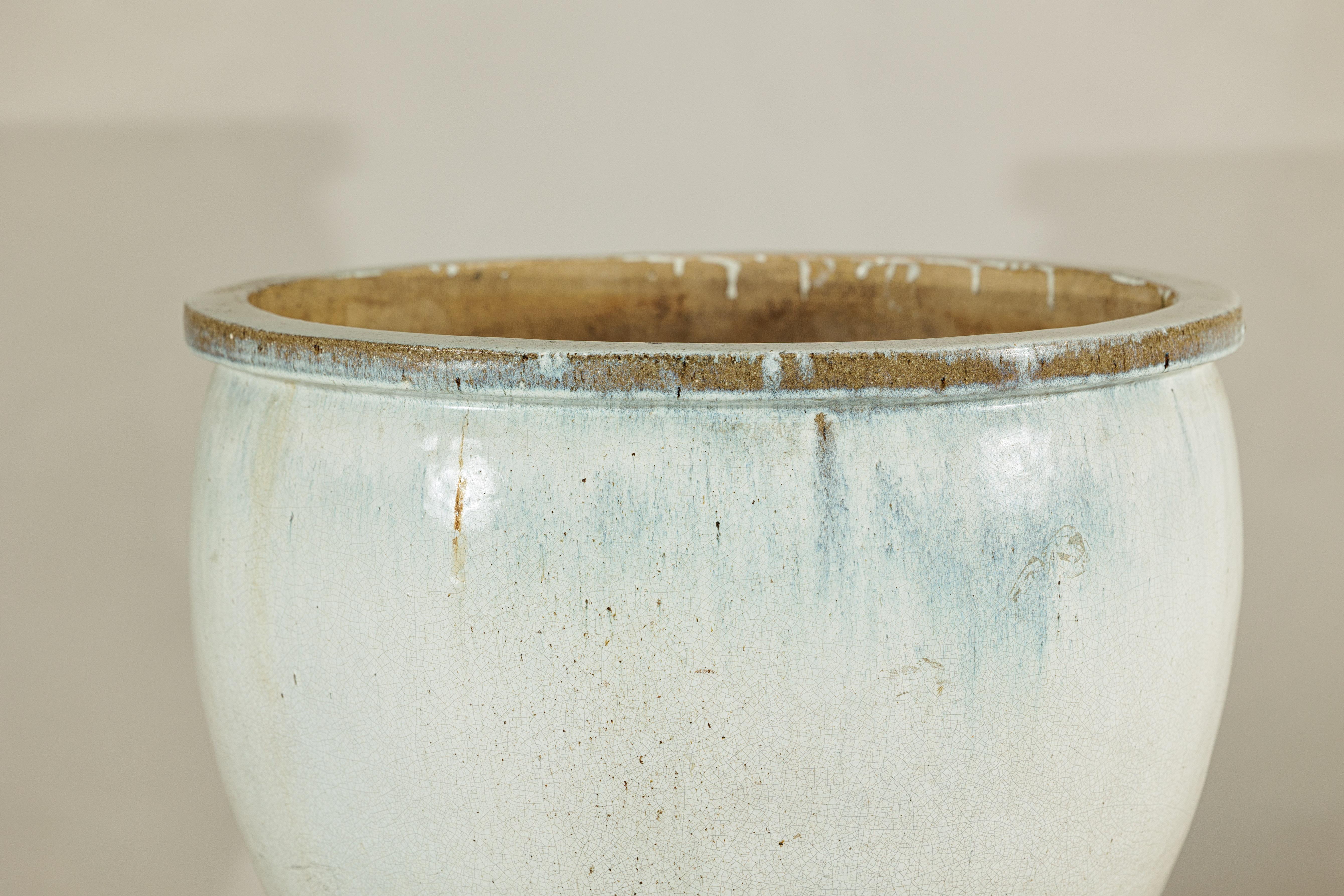 Großes chinesisches Pflanzgefäß aus Keramik mit Craquelé-Glasur aus der Mitte des 20. Jahrhunderts in zartem Weiß im Angebot 2