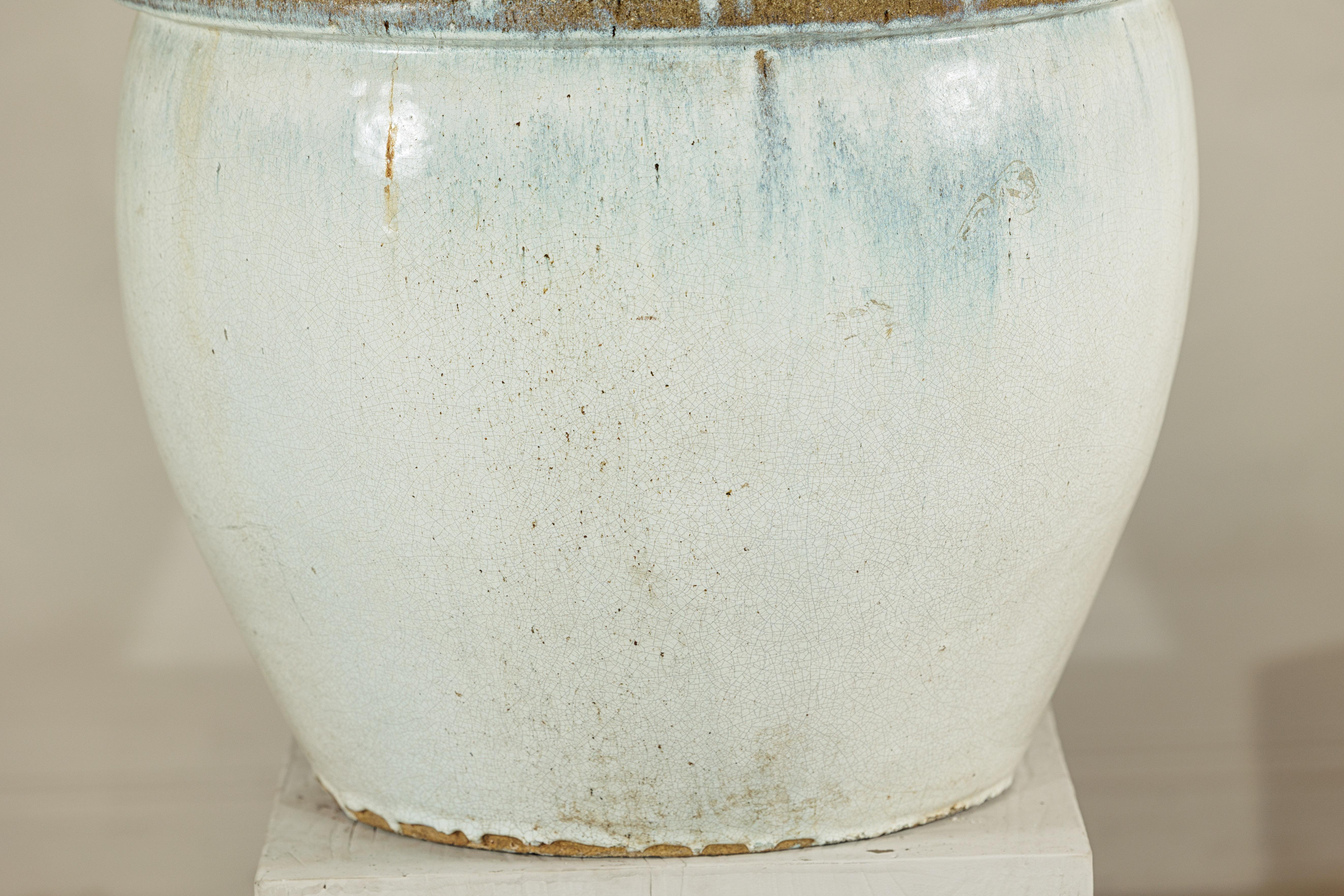 Großes chinesisches Pflanzgefäß aus Keramik mit Craquelé-Glasur aus der Mitte des 20. Jahrhunderts in zartem Weiß im Angebot 3