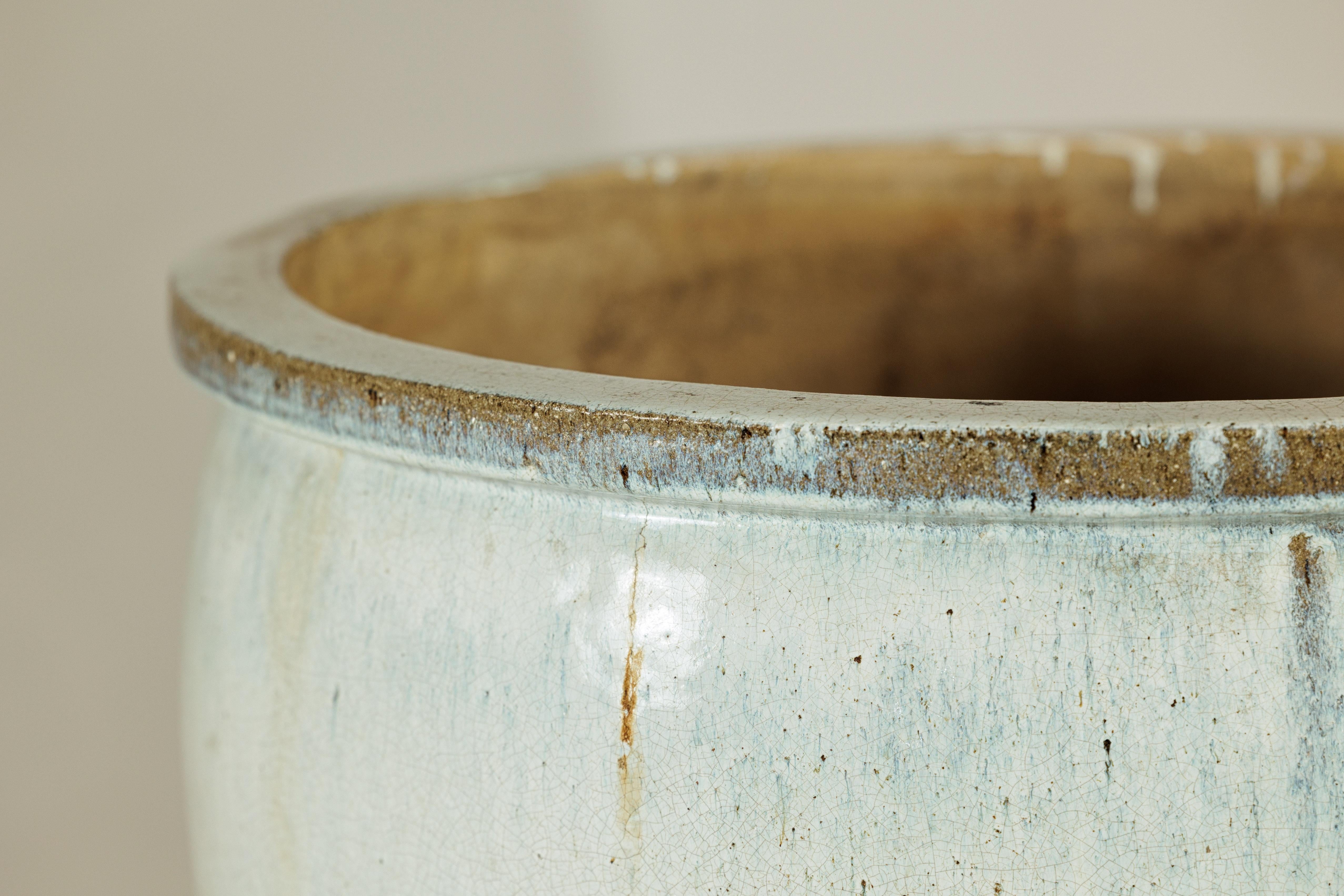 Großes chinesisches Pflanzgefäß aus Keramik mit Craquelé-Glasur aus der Mitte des 20. Jahrhunderts in zartem Weiß im Angebot 4