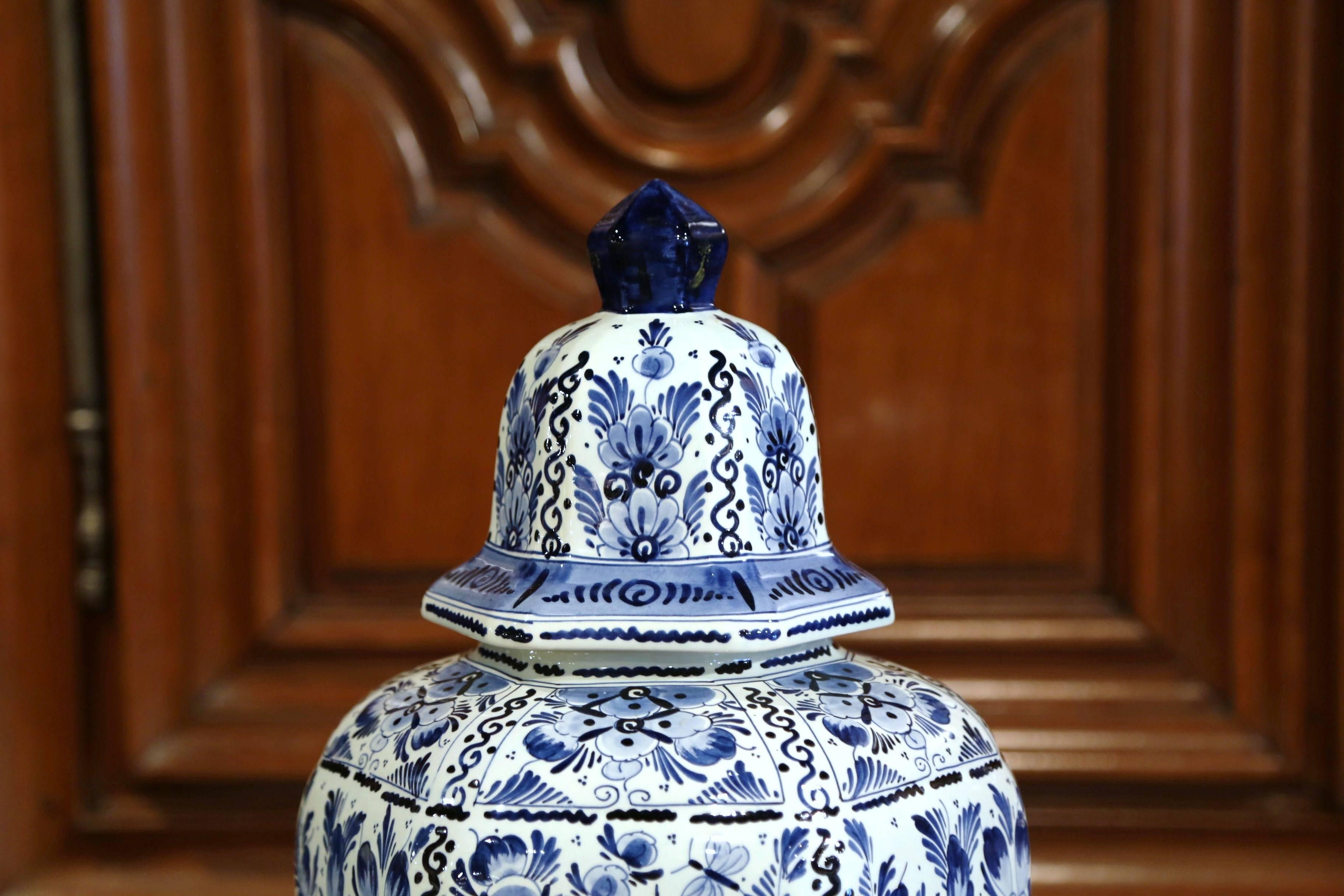 Large Mid-20th Century Dutch Blue and White Faience Delft Ginger Jar with Top In Excellent Condition In Dallas, TX
