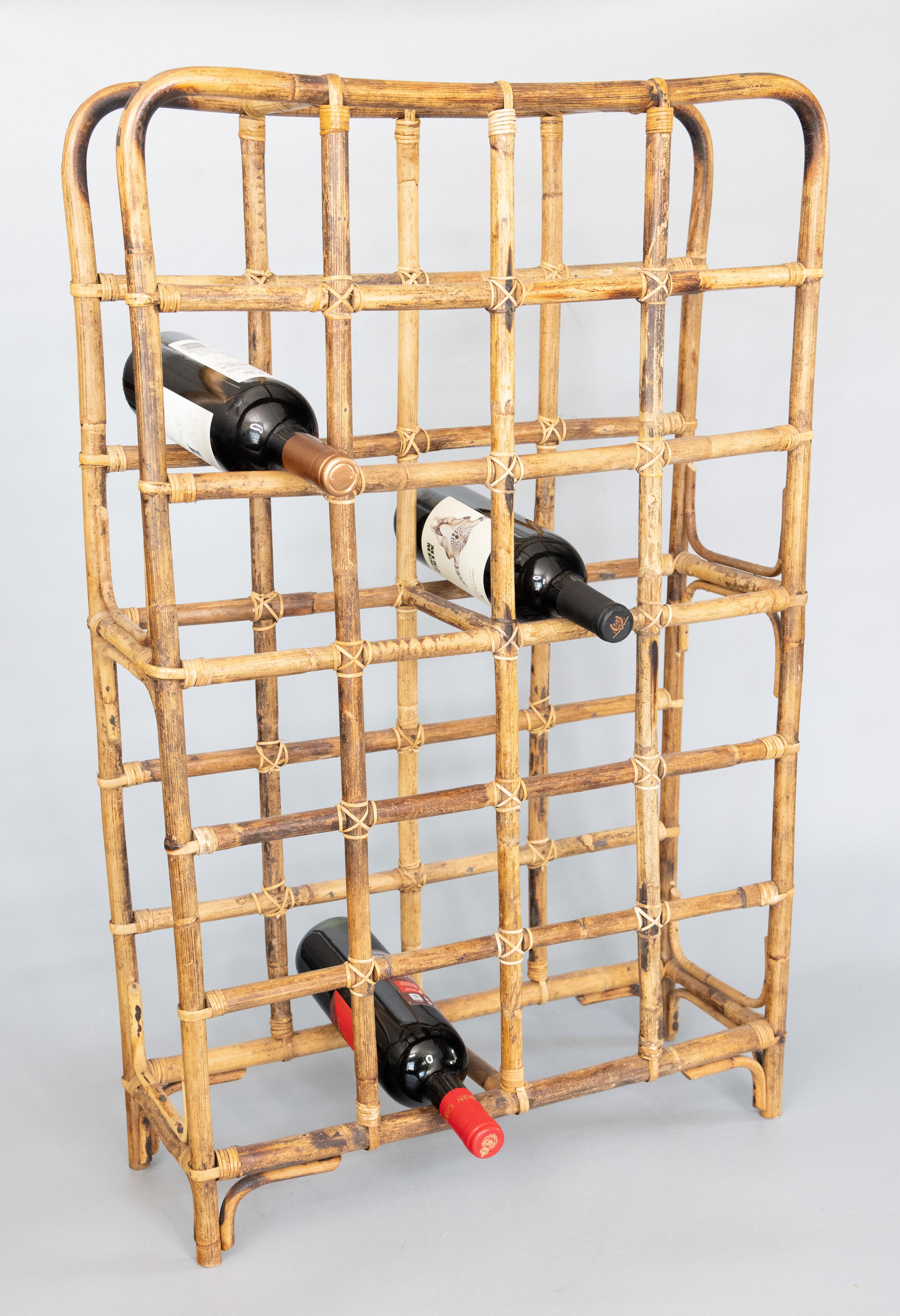 Fabuloso botellero de bambú francés de mediados de siglo. Este botellero presenta un diseño elegante que es a la vez decorativo y funcional, preparado para albergar 24 botellas.

Dimensiones
21,25ʺAN × 7,5ʺD × 33,75ʺH

