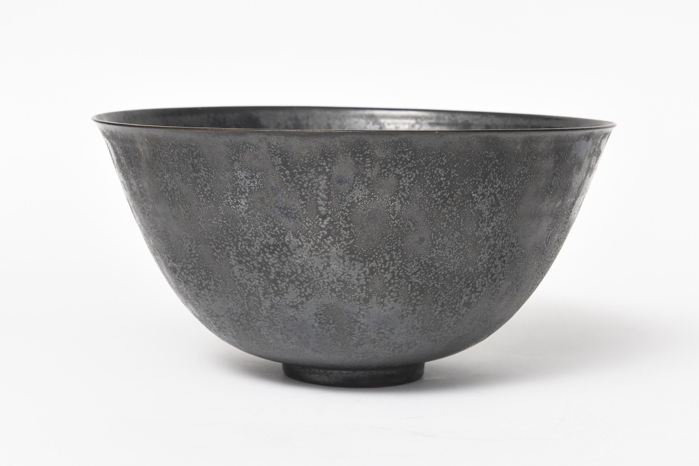 American Large Mid 20th Century Gertrud and Otto Natzler Signed Gunmetal Bowl For Sale