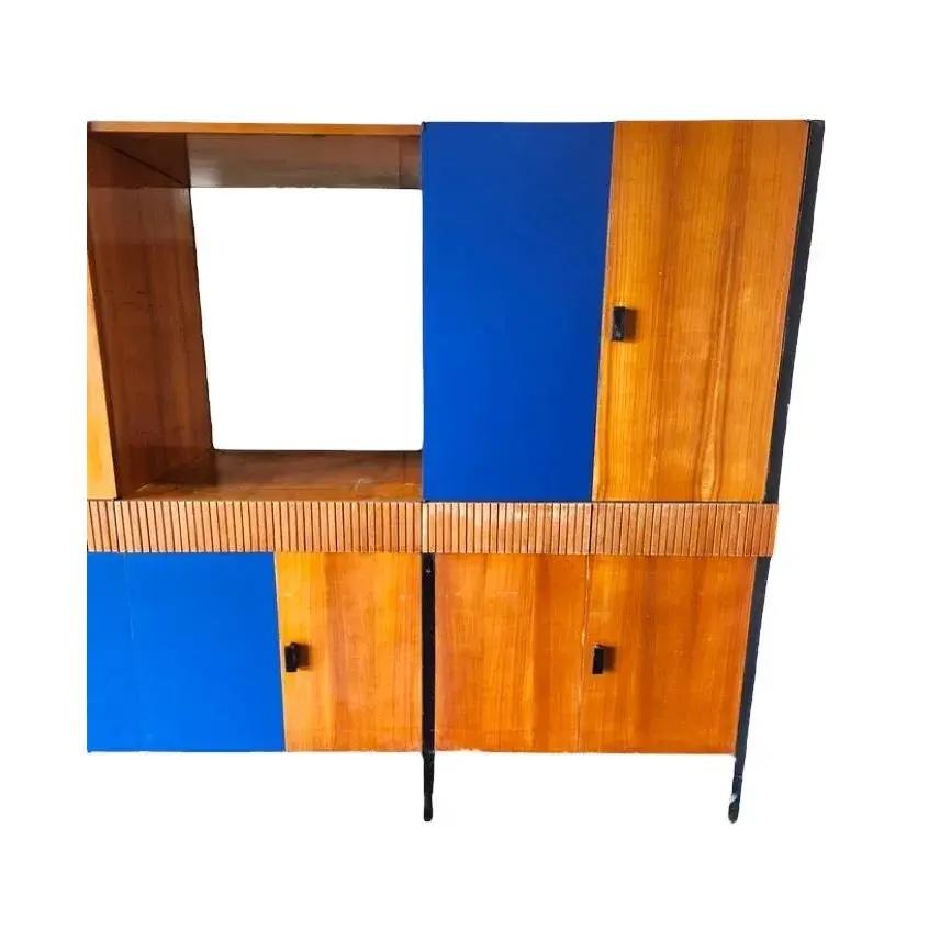 Precioso armario de pared de Luigi Scremin, de mediados de siglo, comprado en una subasta en Italia. Procede de una finca italiana de Milán. Diseñado con metal lacado, madera y fórmica. Revestimientos de madera Grissinato.  Una pieza muy inusual y