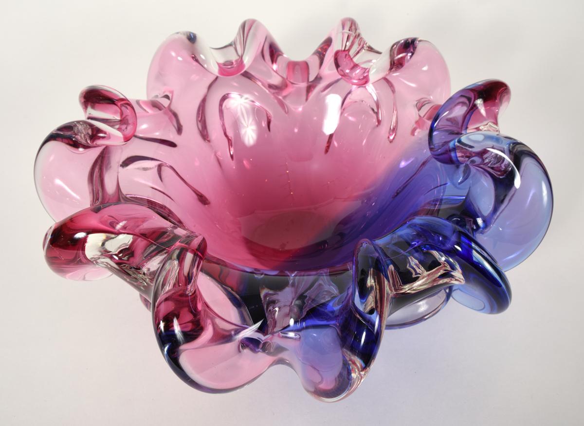 Large mid-20th century modern Art Deco style Murano glass decorative accent piece / centerpiece. In excellent condition. The centerpiece measure about 13 inches diameter x 5.5 inches tall.