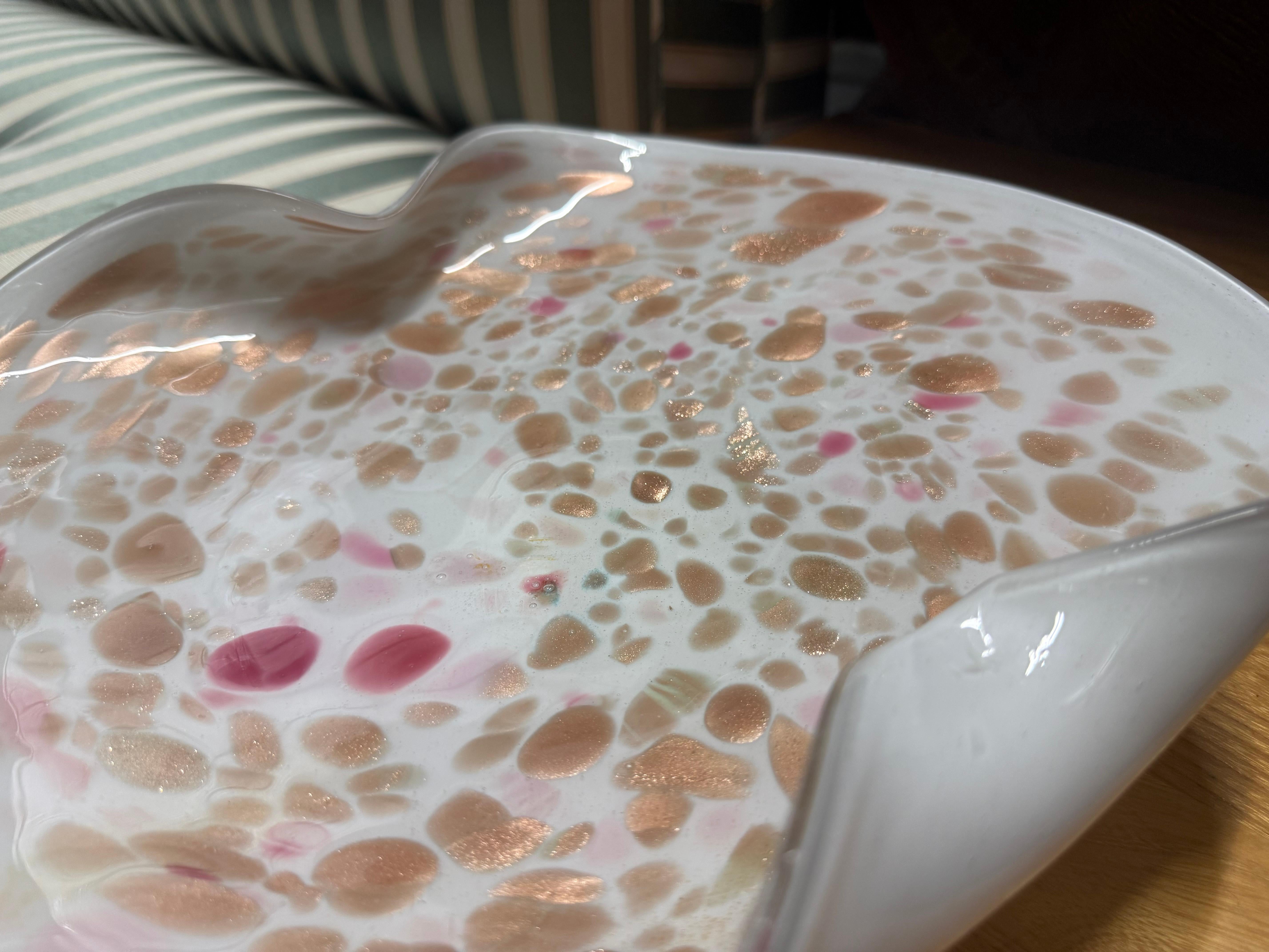 Grande Murano della metà del XX secolo  Ciotola Foldes in oro bianco e rosa in vendita 3