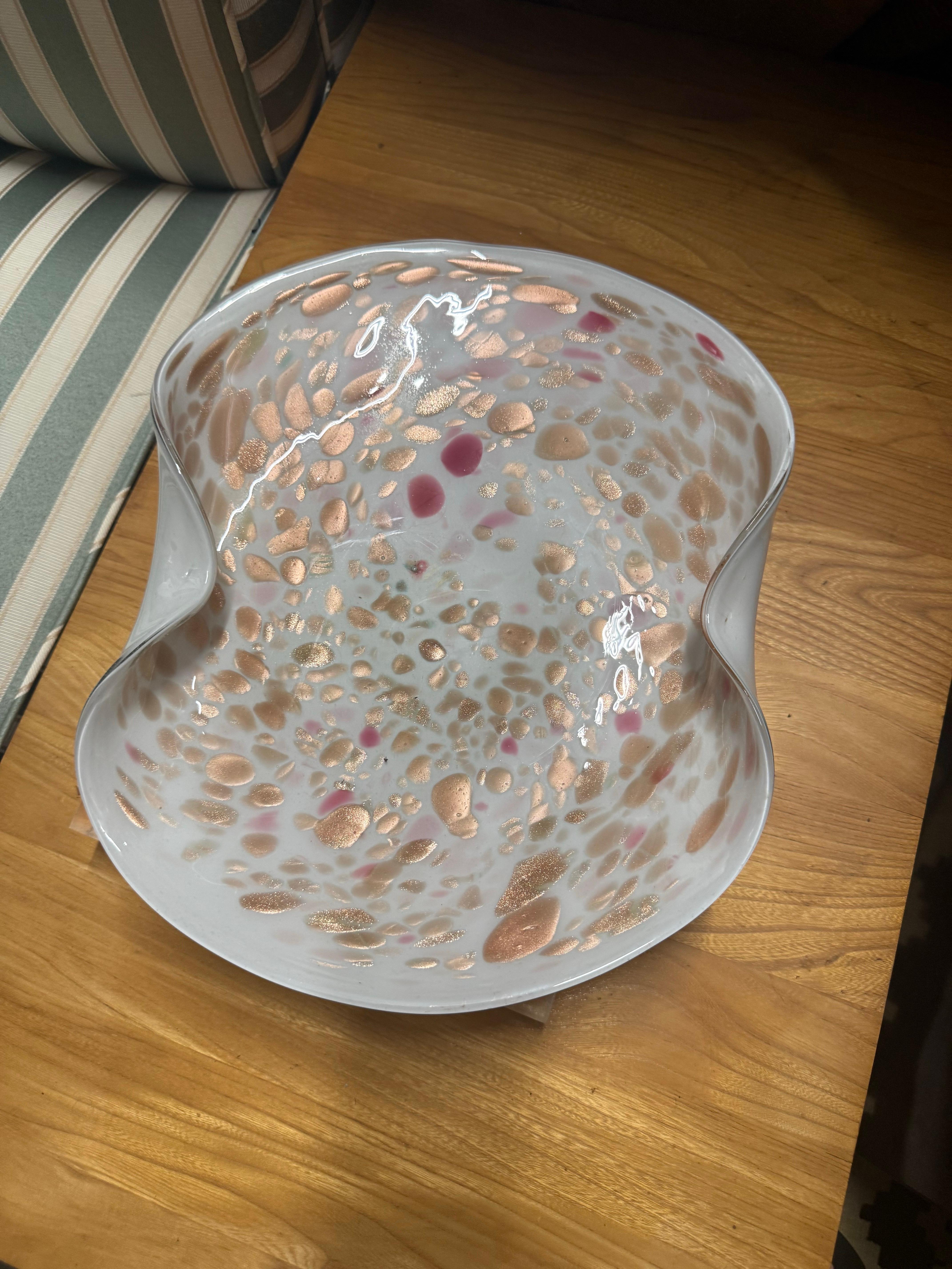 Qui abbiamo una grande ciotola di Murano a doppio ripiegamento, con cassa bianca, ricoperta di rosa e di avventurina.  Metà del XX secolo, Italia.   Questo pezzo funziona come portacenere, posacenere di grandi dimensioni, centrotavola e,