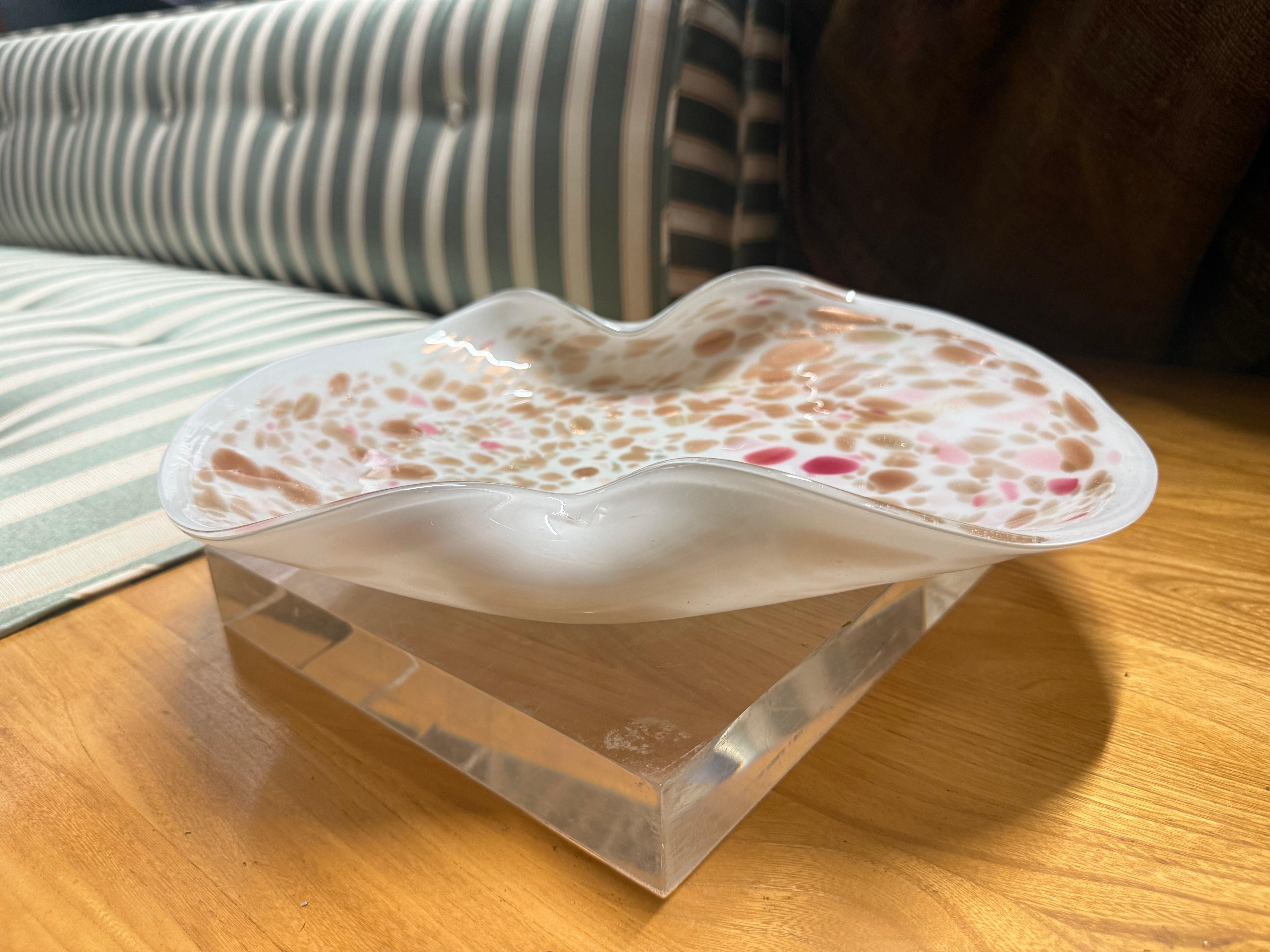 Italiano Grande Murano della metà del XX secolo  Ciotola Foldes in oro bianco e rosa in vendita